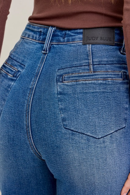 Judy Blue Jeans
High-Rise
Button Fly
4-Way Stretch
Back Welt Pockets
Medium Wash
Distressed Hem
Straight Silhouette
93% Cotton, 6% Polyester, 1% Spandex
True to Judy Blue Sizing