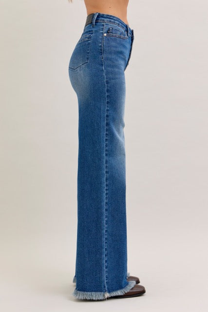 Judy Blue Jeans
High-Rise
Button Fly
4-Way Stretch
Back Welt Pockets
Medium Wash
Distressed Hem
Straight Silhouette
93% Cotton, 6% Polyester, 1% Spandex
True to Judy Blue Sizing