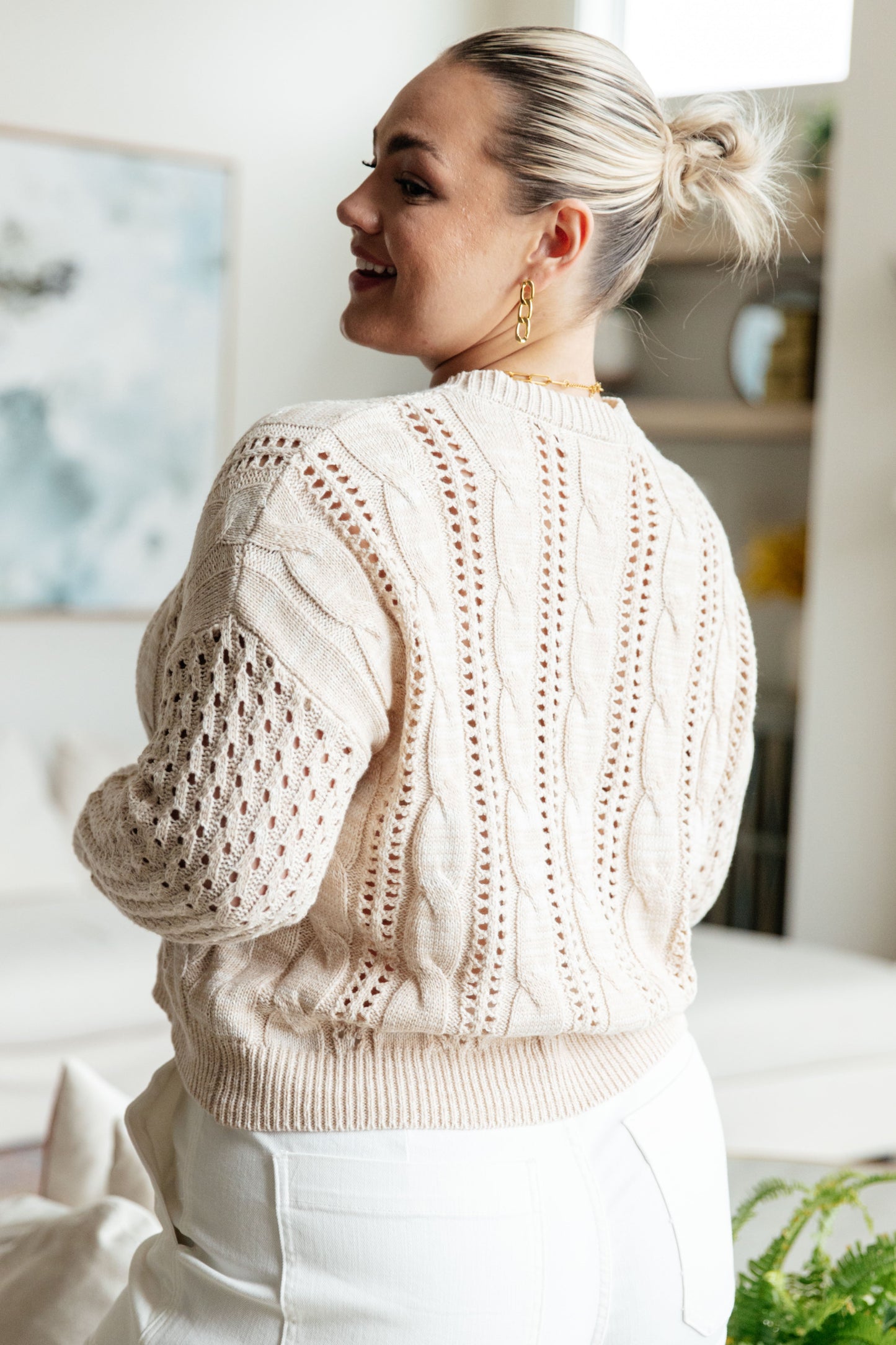 Beige Medium Weight Cable Knit
Round Neckline
Ribbed Neckline
Drop Shoulder
Ribbed Sleeve Cuff
Ribbed Hem
60% Cotton, 40% Acrylic
True to Size