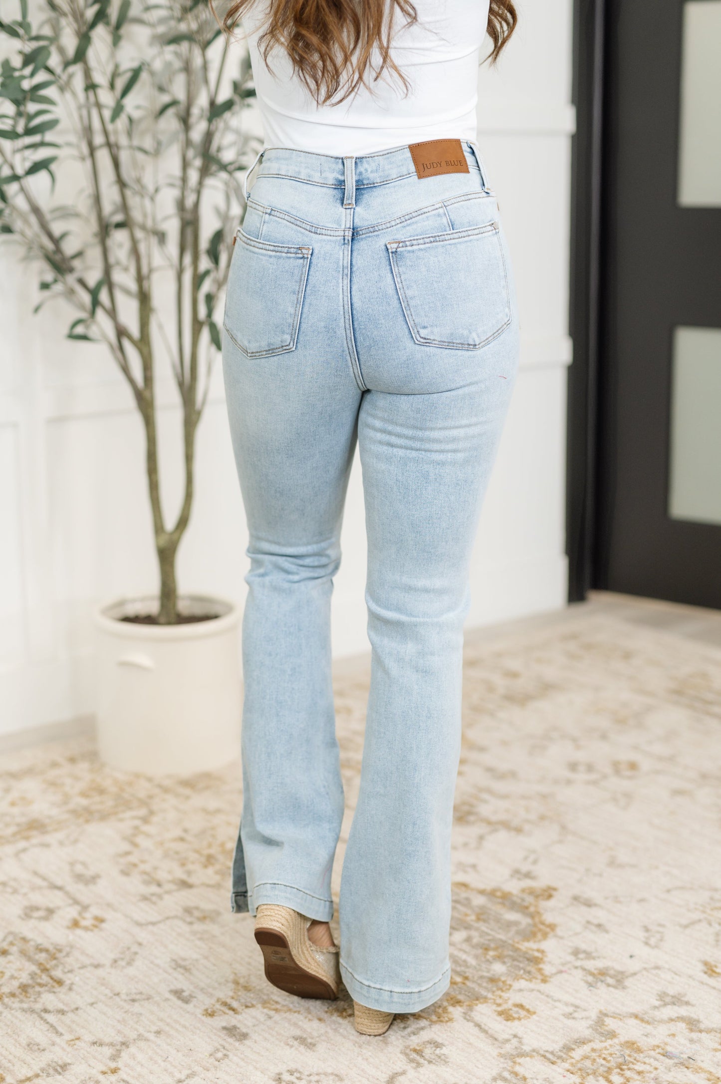 Judy Blue Jeans
High Rise
Zip Fly
Control Top
Light Wash
Finished Split Hem
Slim Bootcut Silhouette
74%Cotton, 11% Polyester, 6% T400, 7% Rayon, 2% Lycra
True to Judy Blue Sizing