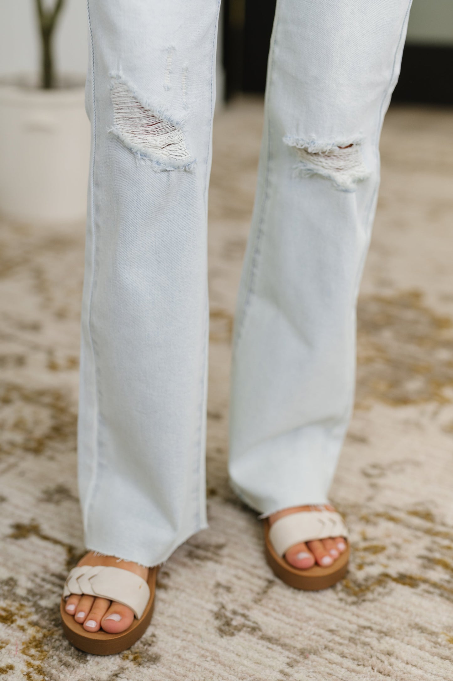 Judy Blue
Mid Rise
Zip Fly
Light Wash
4-Way Stretch
Distressing
Frayed Hem
Bootcut Silhouette
94% Cotton, 5% Polyester, 1% Spandex
True to Judy Blue Sizing