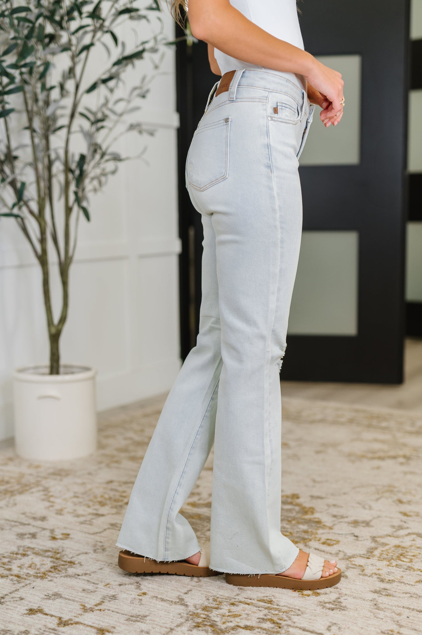 Judy Blue
Mid Rise
Zip Fly
Light Wash
4-Way Stretch
Distressing
Frayed Hem
Bootcut Silhouette
94% Cotton, 5% Polyester, 1% Spandex
True to Judy Blue Sizing