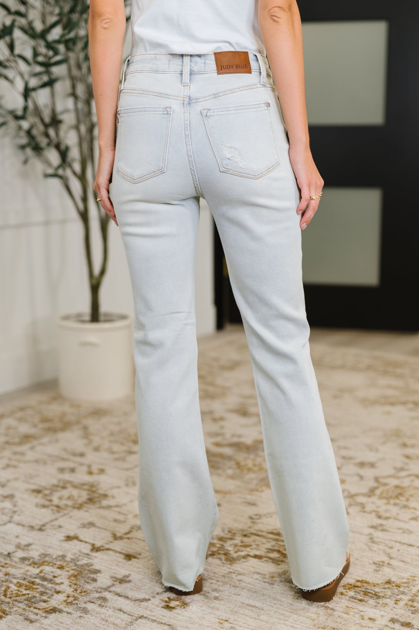 Judy Blue
Mid Rise
Zip Fly
Light Wash
4-Way Stretch
Distressing
Frayed Hem
Bootcut Silhouette
94% Cotton, 5% Polyester, 1% Spandex
True to Judy Blue Sizing