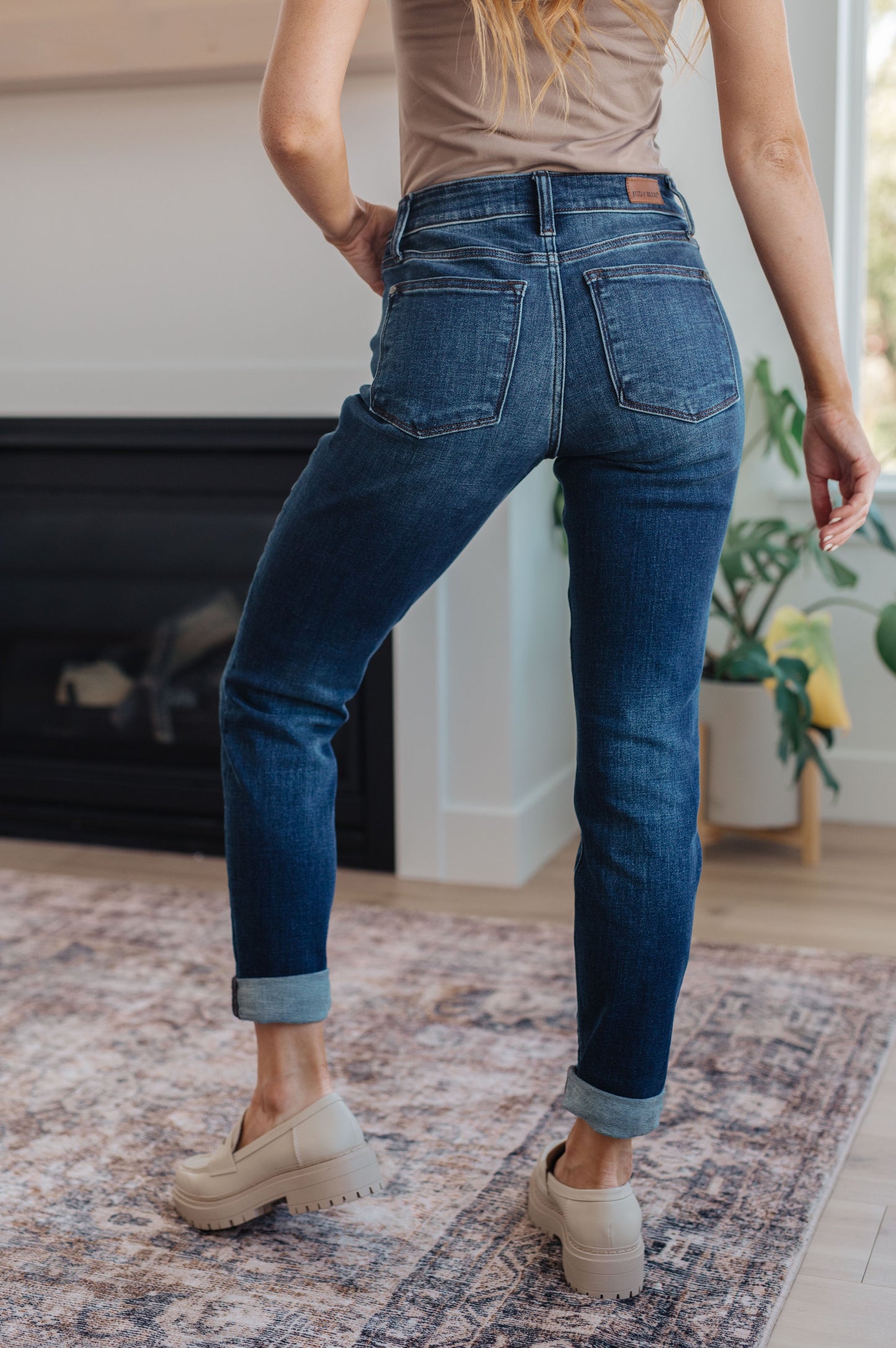 Judy Blue Jeans
Mid-Rise
Zip Fly
4-Way Stretch
Dark Wash
Optional Cuff
Slim Fit Silhouette
93% Cotton, 6% Polyester, 1% Spandex
True to Judy Blue Sizing
