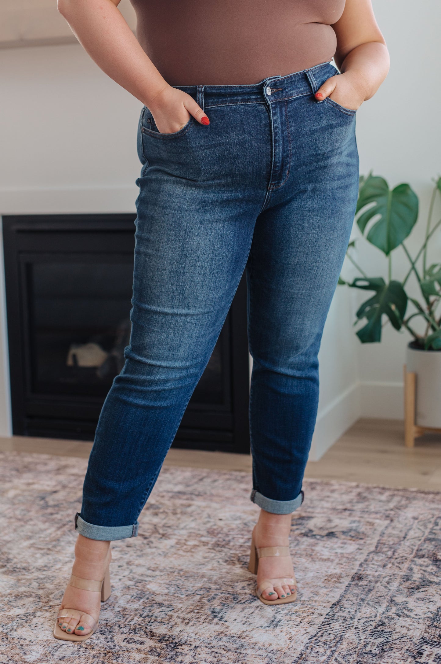 Judy Blue Jeans
Mid-Rise
Zip Fly
4-Way Stretch
Dark Wash
Optional Cuff
Slim Fit Silhouette
93% Cotton, 6% Polyester, 1% Spandex
True to Judy Blue Sizing