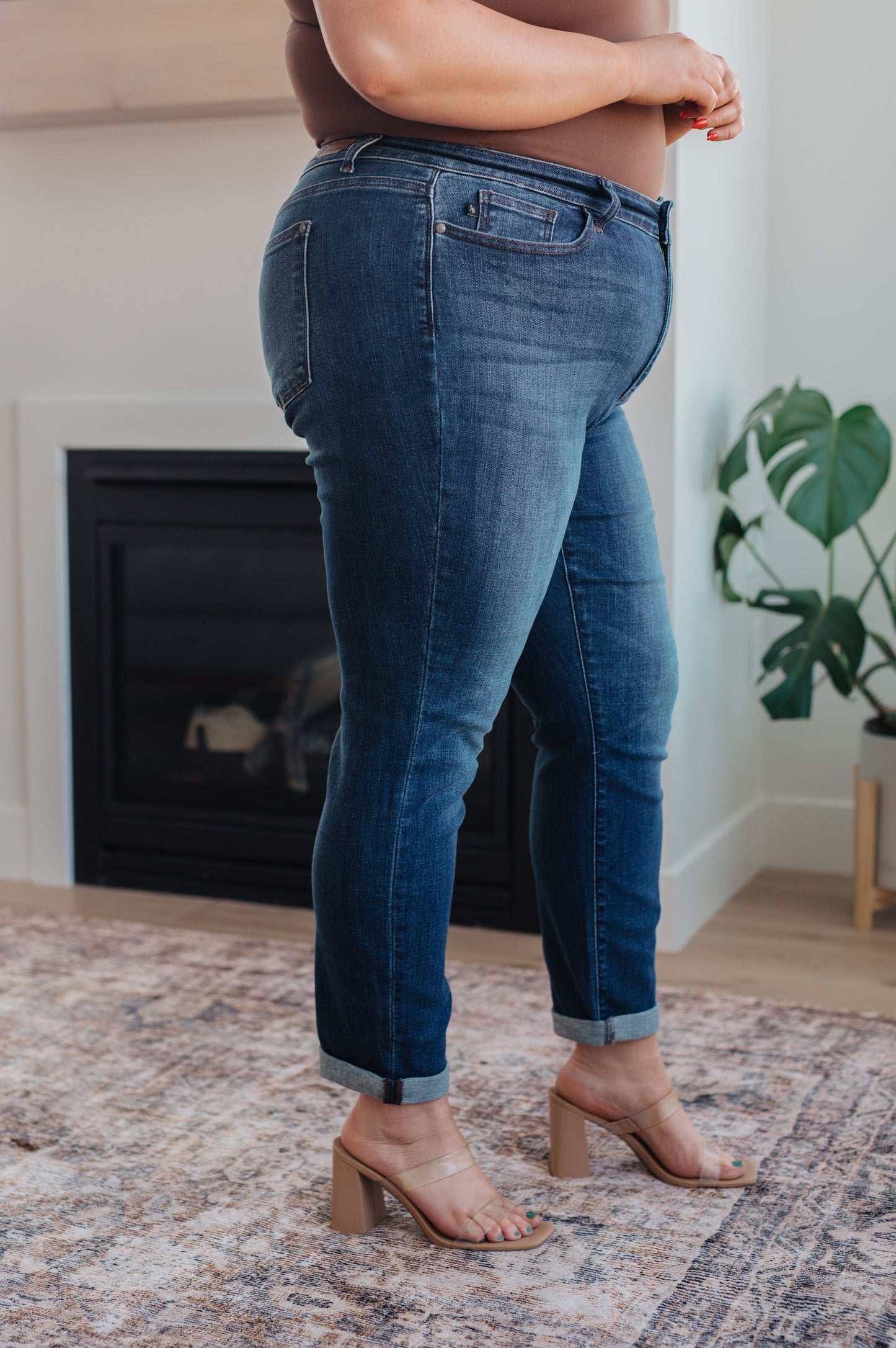 Judy Blue Jeans
Mid-Rise
Zip Fly
4-Way Stretch
Dark Wash
Optional Cuff
Slim Fit Silhouette
93% Cotton, 6% Polyester, 1% Spandex
True to Judy Blue Sizing