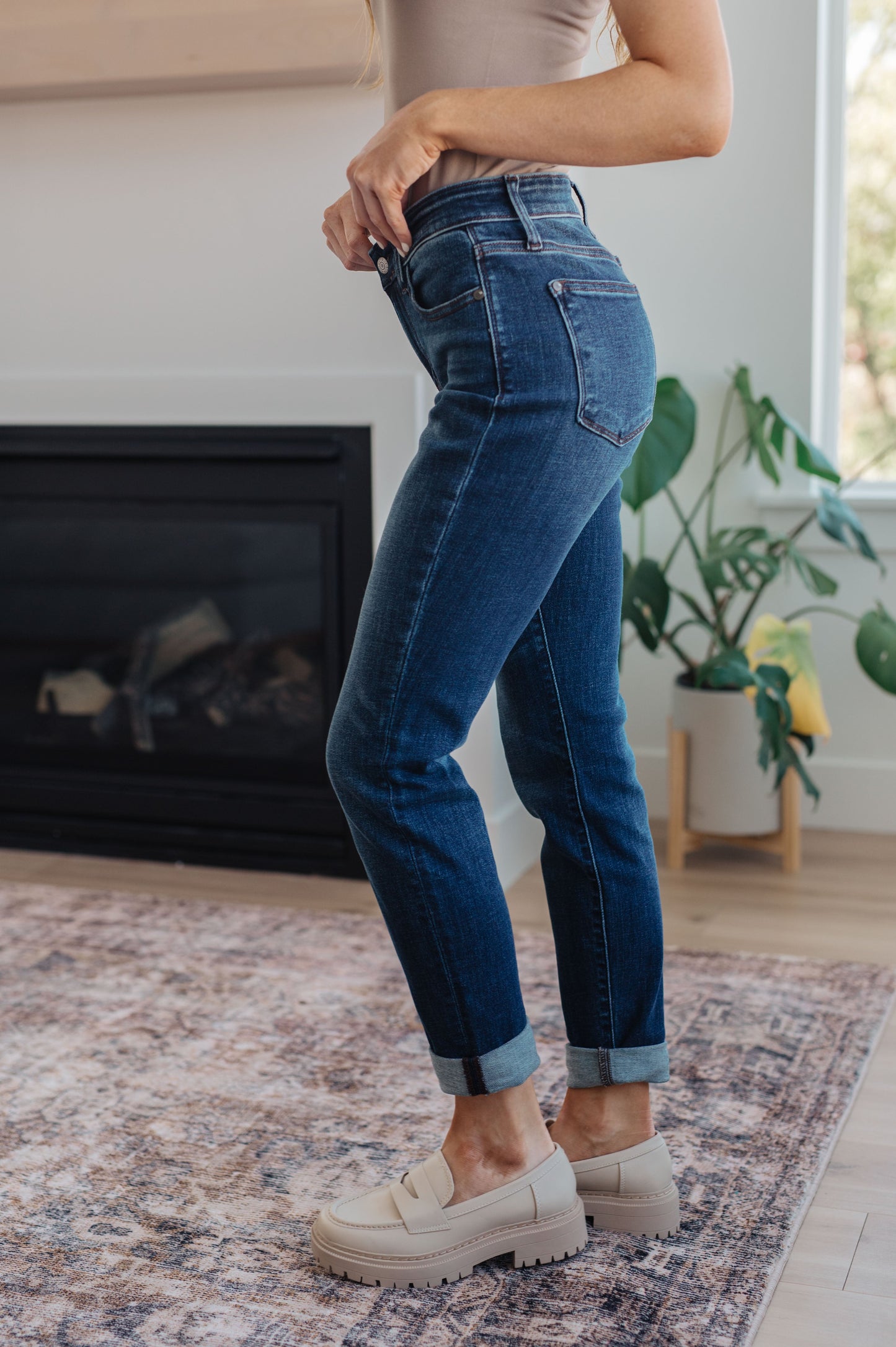 Judy Blue Jeans
Mid-Rise
Zip Fly
4-Way Stretch
Dark Wash
Optional Cuff
Slim Fit Silhouette
93% Cotton, 6% Polyester, 1% Spandex
True to Judy Blue Sizing