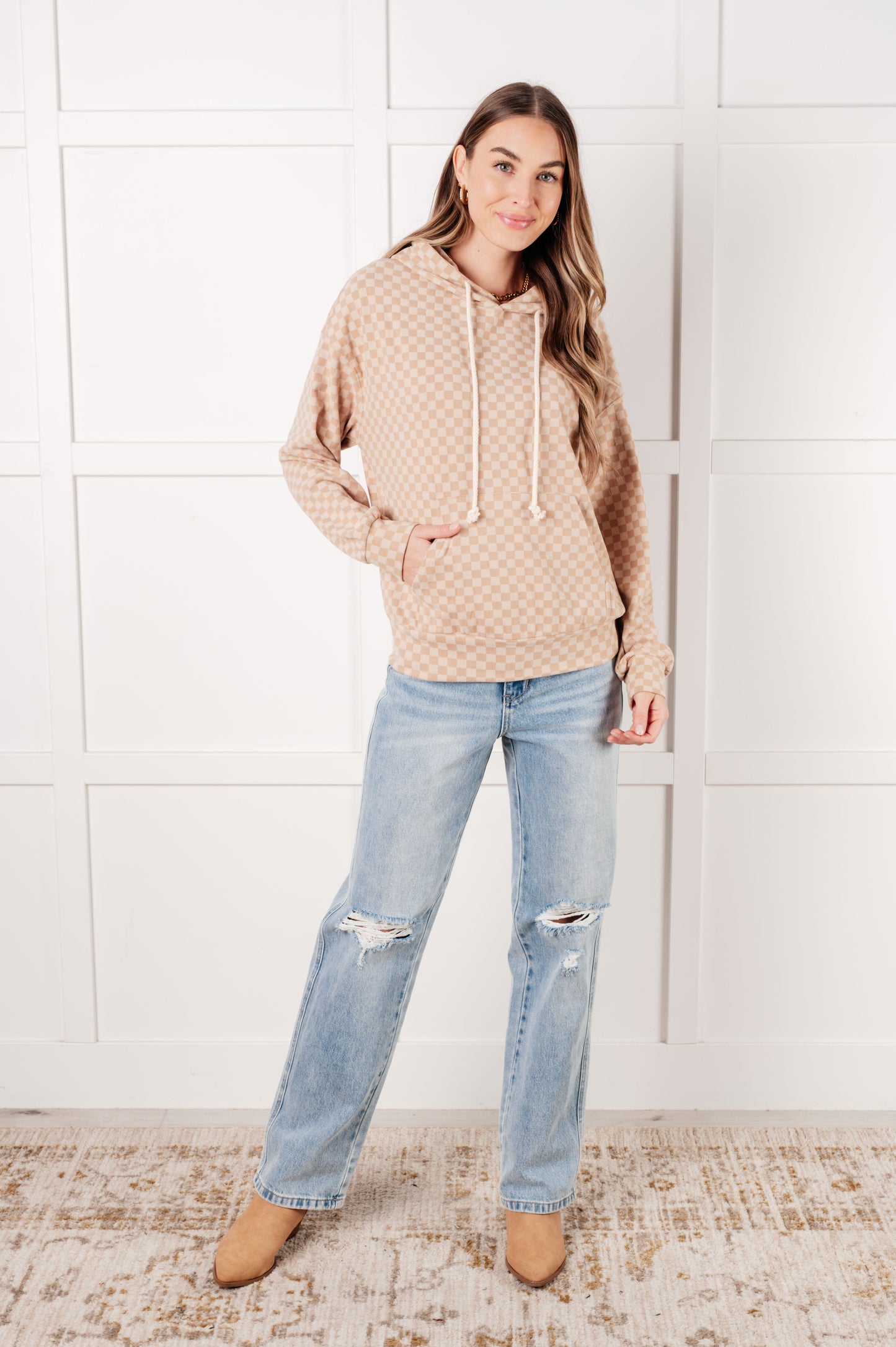 Khaki checkered hoodie
Performance Fleece
Hooded
Drawstring
Kangaroo Pocket
Banded Hemline
Banded Sleeve Cuffs
90% Polyester, 10% Elastane
True to Size