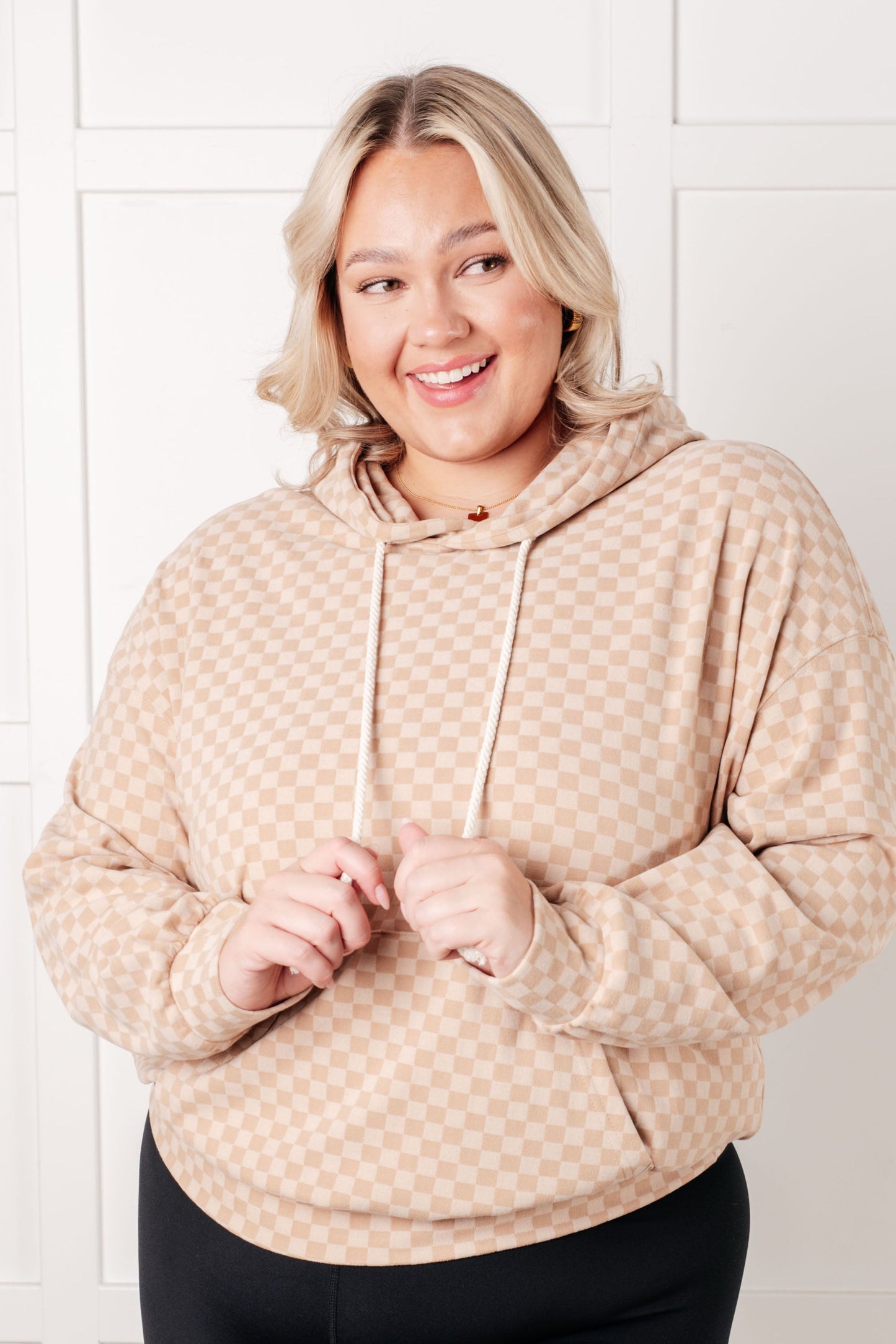 Khaki checkered hoodie
Performance Fleece
Hooded
Drawstring
Kangaroo Pocket
Banded Hemline
Banded Sleeve Cuffs
90% Polyester, 10% Elastane
True to Size