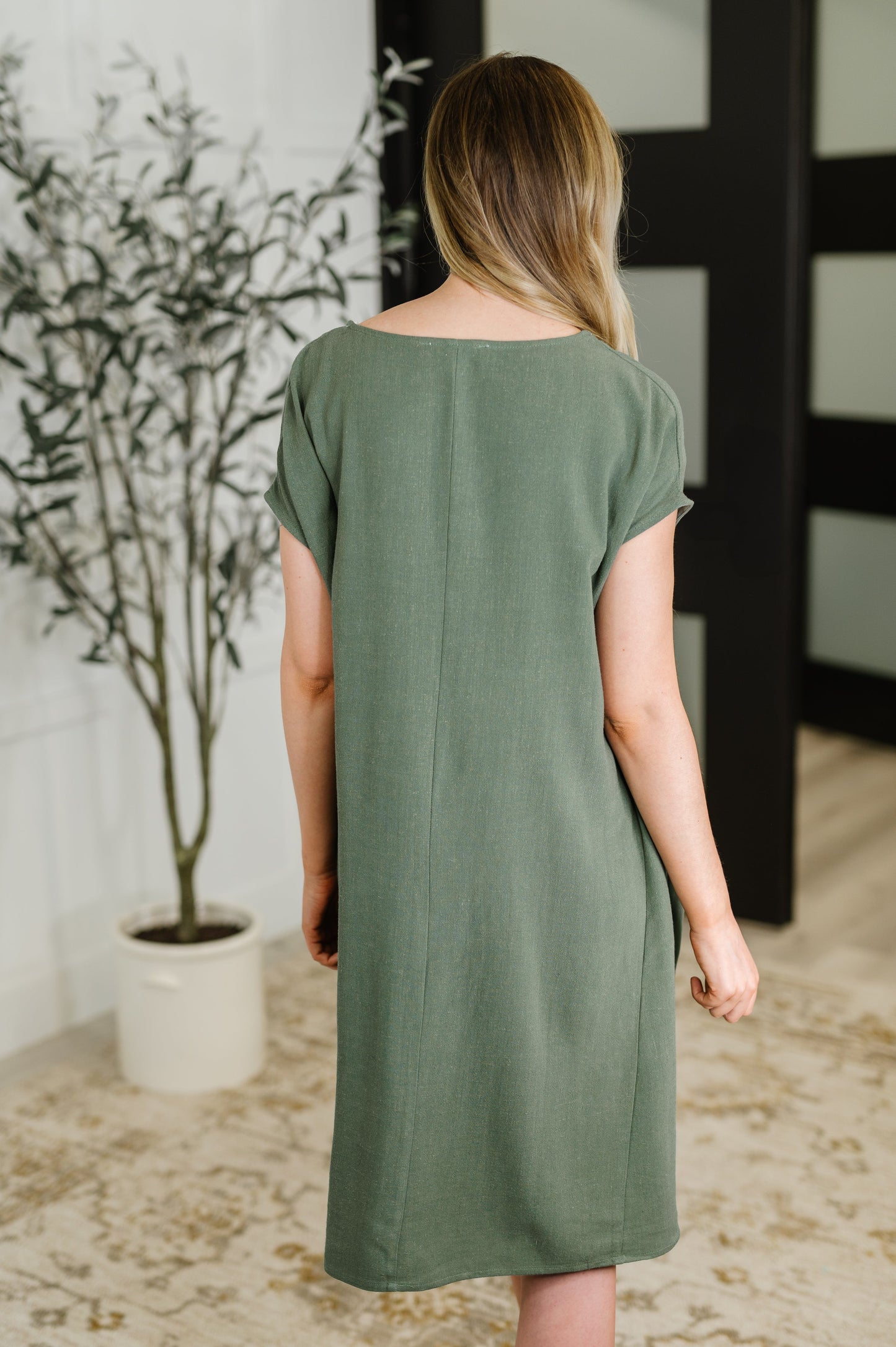 V-Neck Relaxed Dress in Gray Green
Mid-Weight Woven
No Stretch
Deep V-Neckline
Dolman Sleeve
Functional Side Pockets
Center Back Seam
Relaxed Fit
80% Rayon, 20% Linen
True to Size