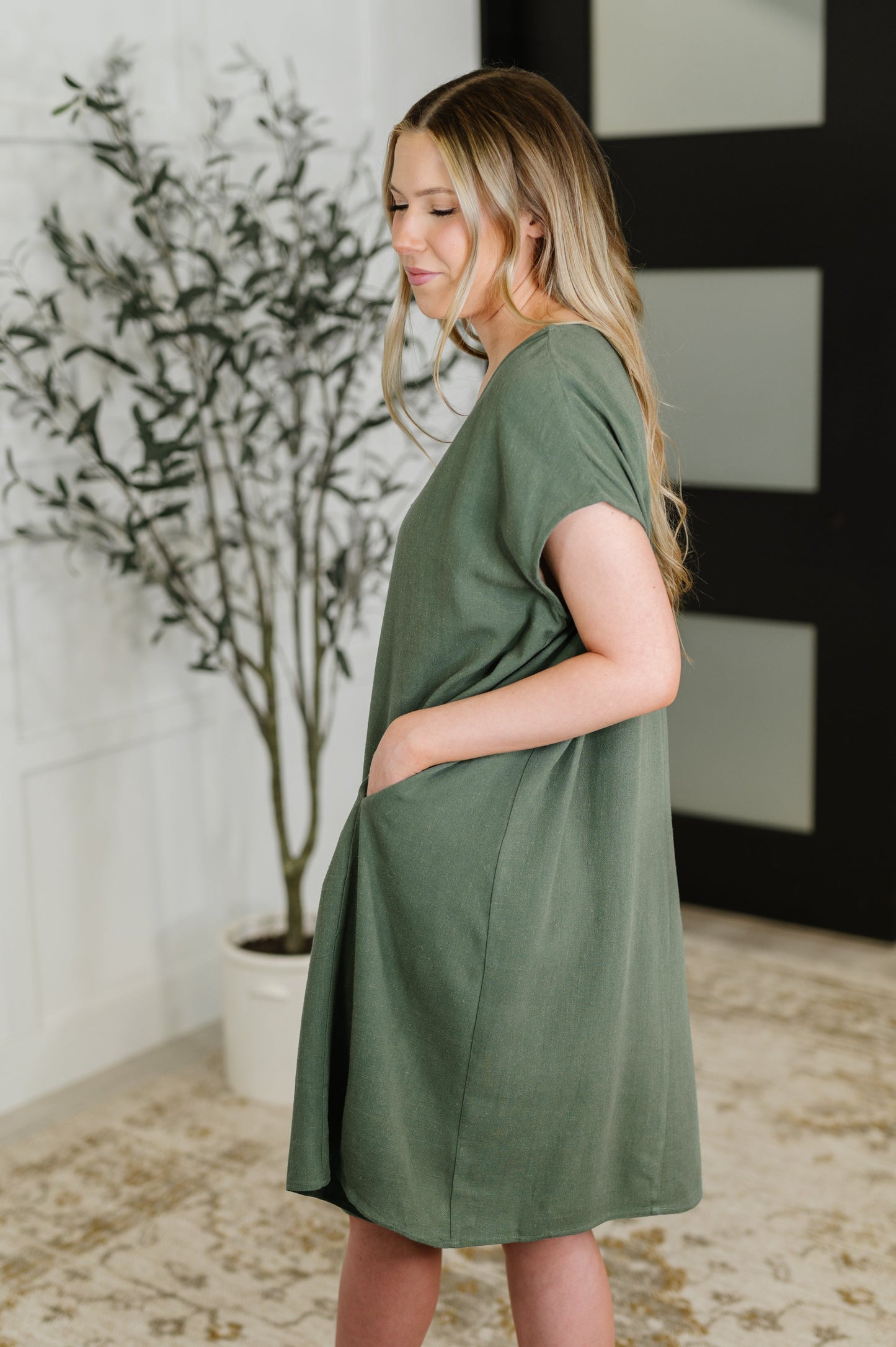 V-Neck Relaxed Dress in Gray Green
Mid-Weight Woven
No Stretch
Deep V-Neckline
Dolman Sleeve
Functional Side Pockets
Center Back Seam
Relaxed Fit
80% Rayon, 20% Linen
True to Size