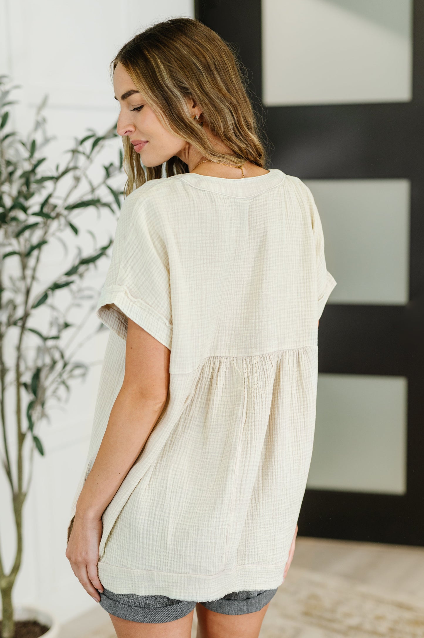 Sand Beige, Lightweight Gauze short sleeve top
No Stretch
V-Neckline
Functional 3/4 Front Button Closures
Dolman Sleeve
Banded Sleeve Cuff
Banded Stepped Hemline
Side Slit
Back Center Seam
Raw and Exposed Seam Details
Raw Hem
100% Cotton
True to Size