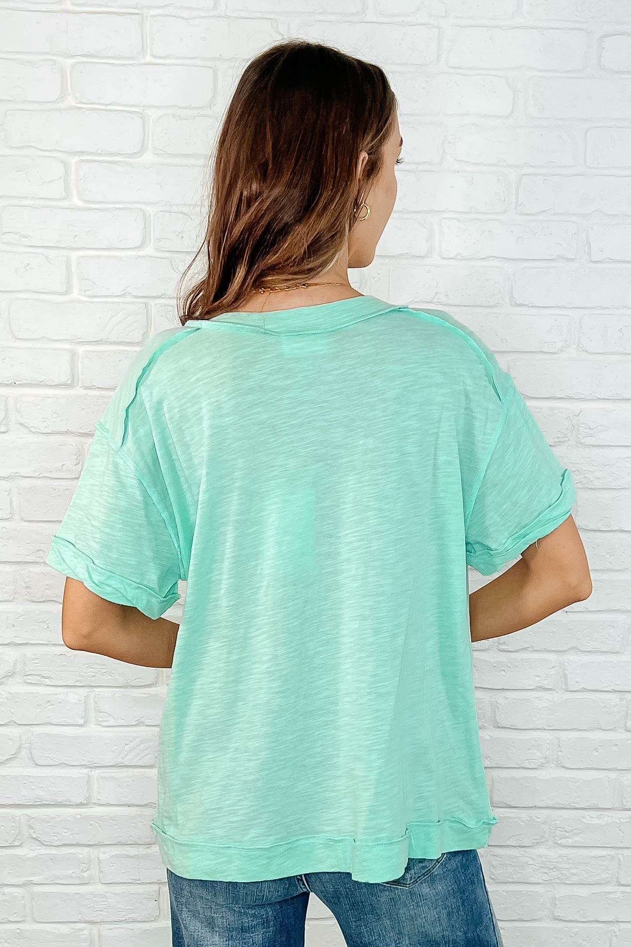 Jersey Knit
Banded V-Neckline
Banded Sleeve Cuff
Banded Hemline
Exposed Seam Details
100% Cotton
True to Size short sleeve top in Mint
