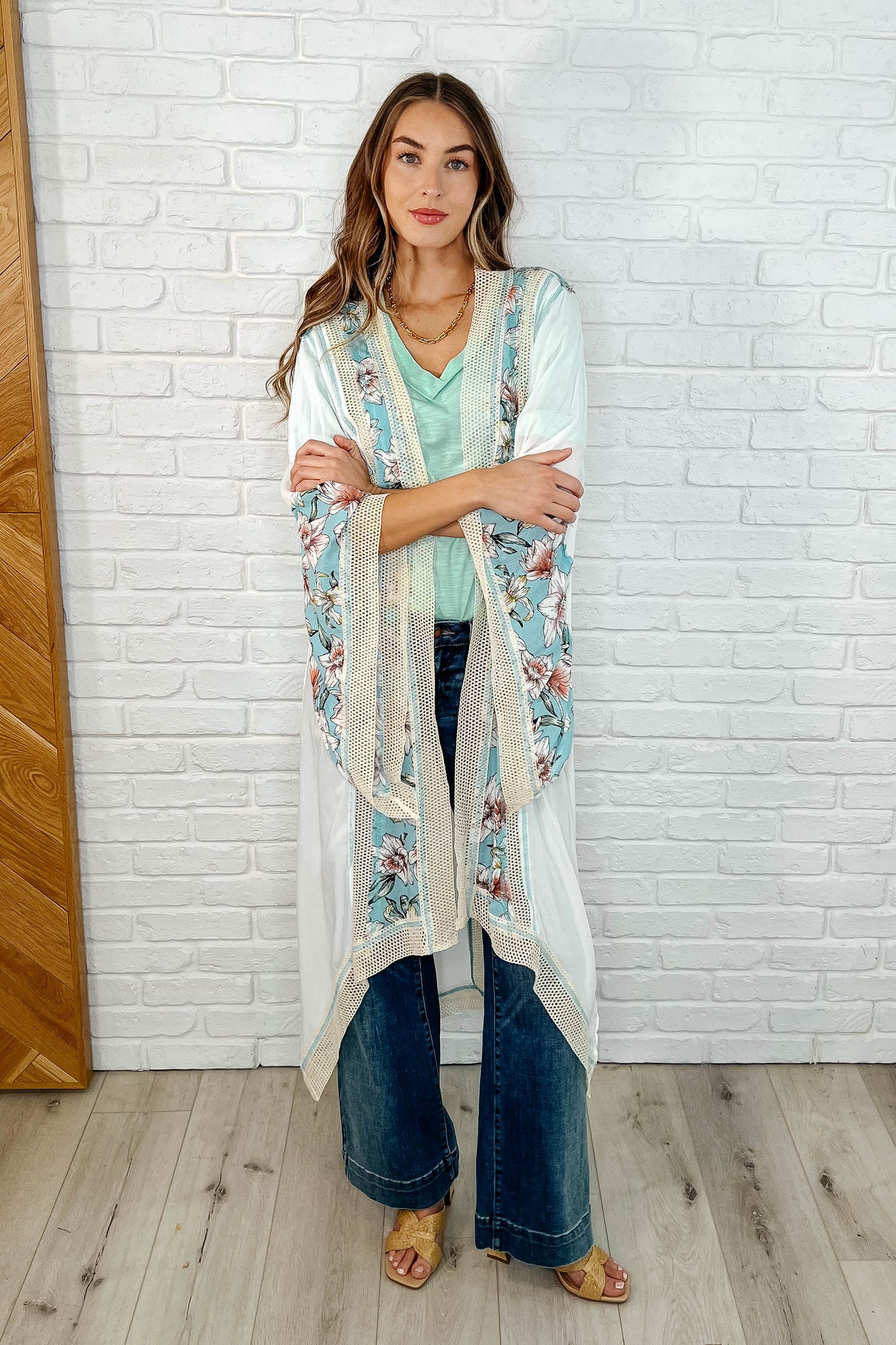 Jersey Knit
Banded V-Neckline
Banded Sleeve Cuff
Banded Hemline
Exposed Seam Details
100% Cotton
True to Size short sleeve top in Mint