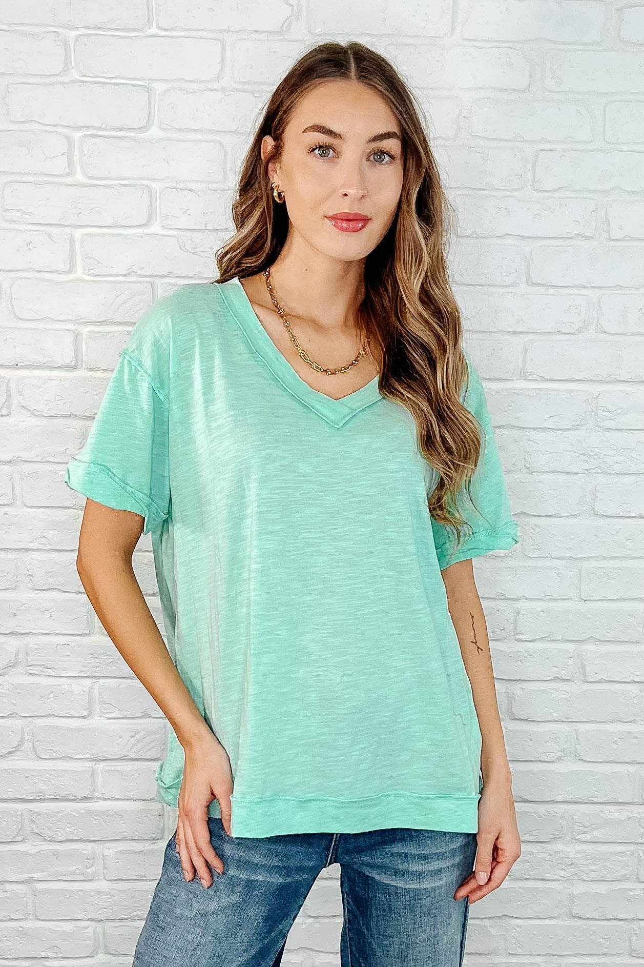 Jersey Knit
Banded V-Neckline
Banded Sleeve Cuff
Banded Hemline
Exposed Seam Details
100% Cotton
True to Size short sleeve top in Mint