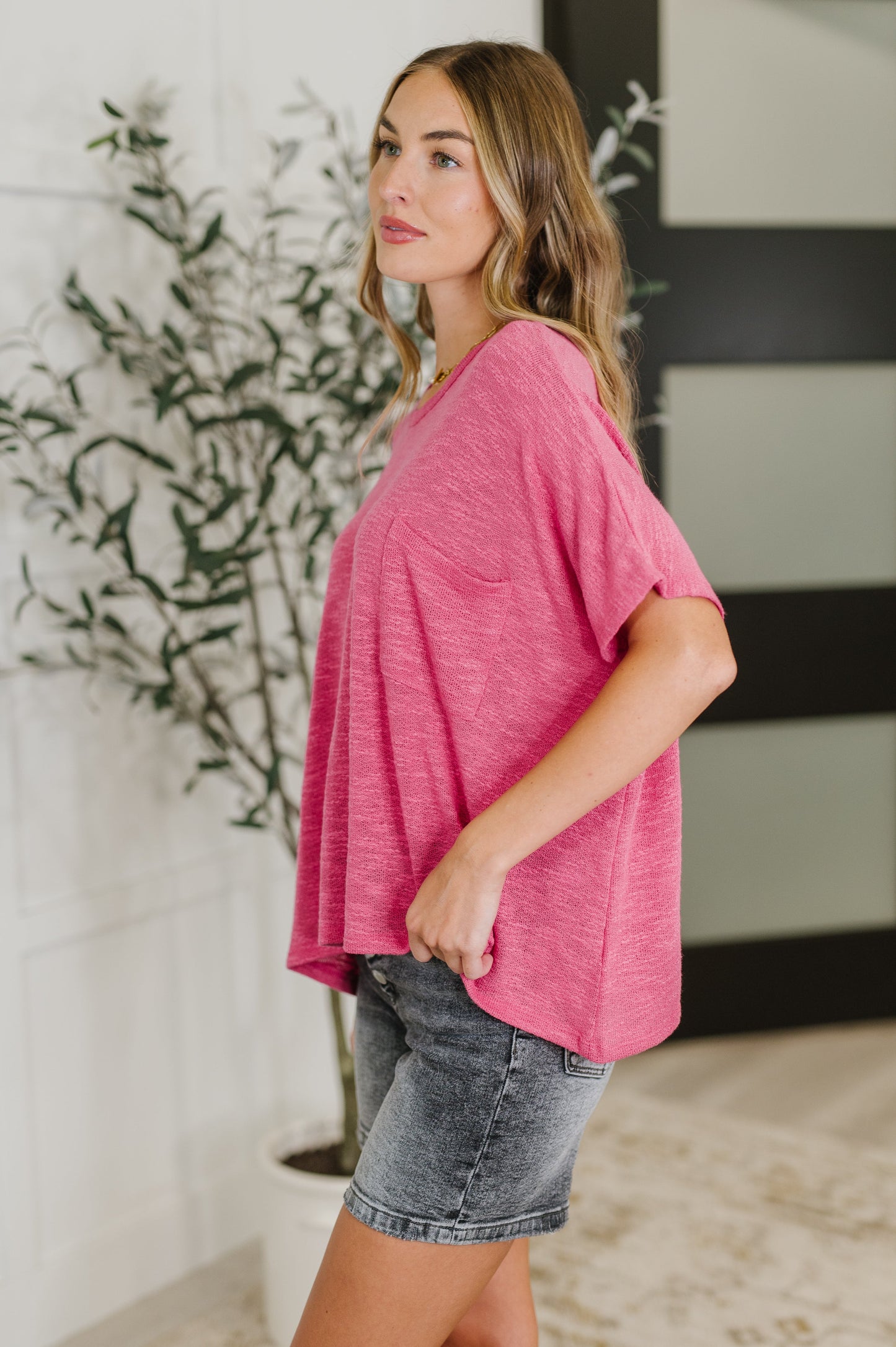 Hacci Material Short Sleeve Top
Oversized Fit
Dolman Sleeve
Round Neckline
Back Center Seam
Sheer
Front Patch Pocket
63% Polyester, 33% Rayon, 4% Spandex
True to Size
