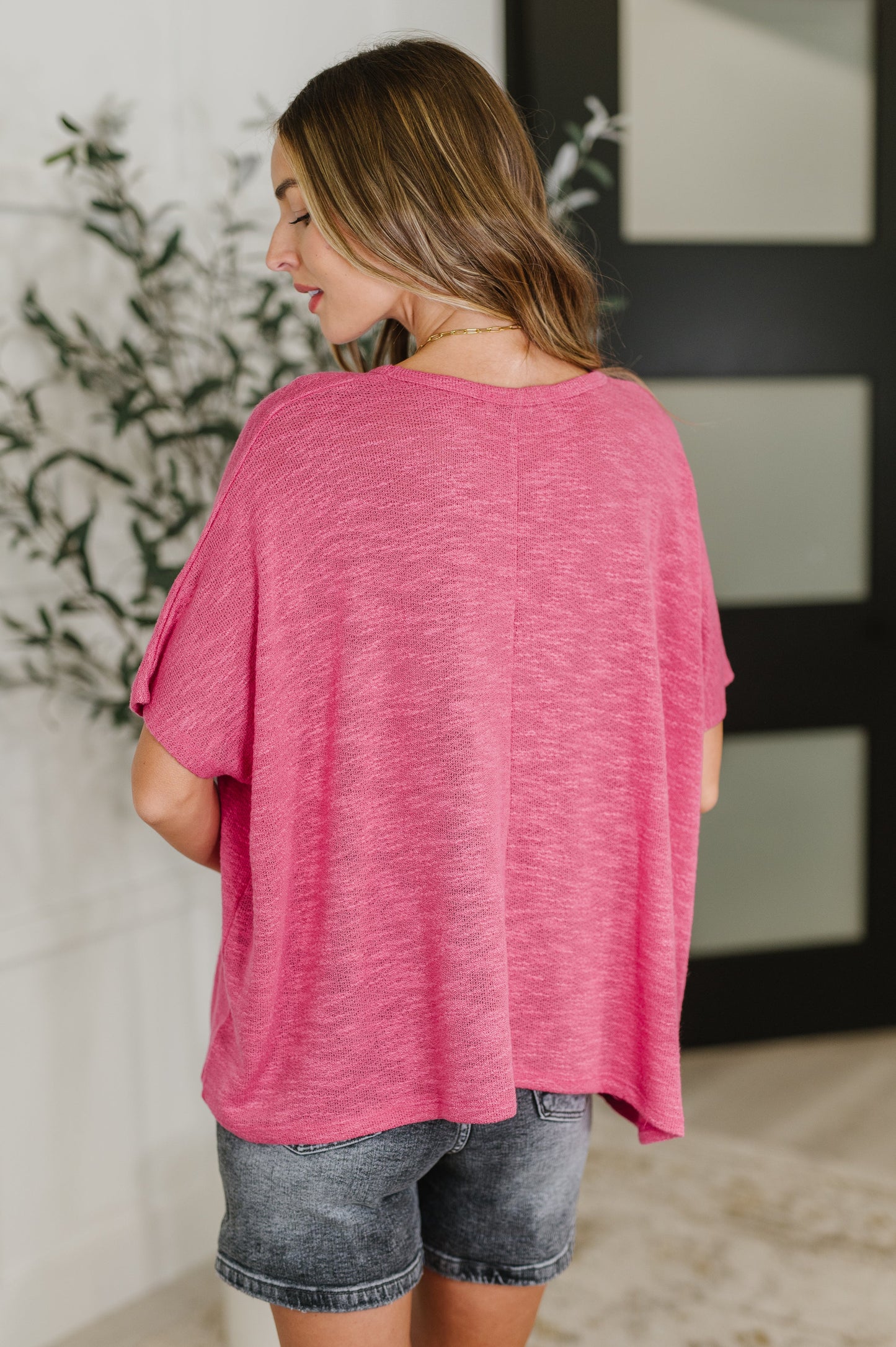 Hacci Material Short Sleeve Top
Oversized Fit
Dolman Sleeve
Round Neckline
Back Center Seam
Sheer
Front Patch Pocket
63% Polyester, 33% Rayon, 4% Spandex
True to Size