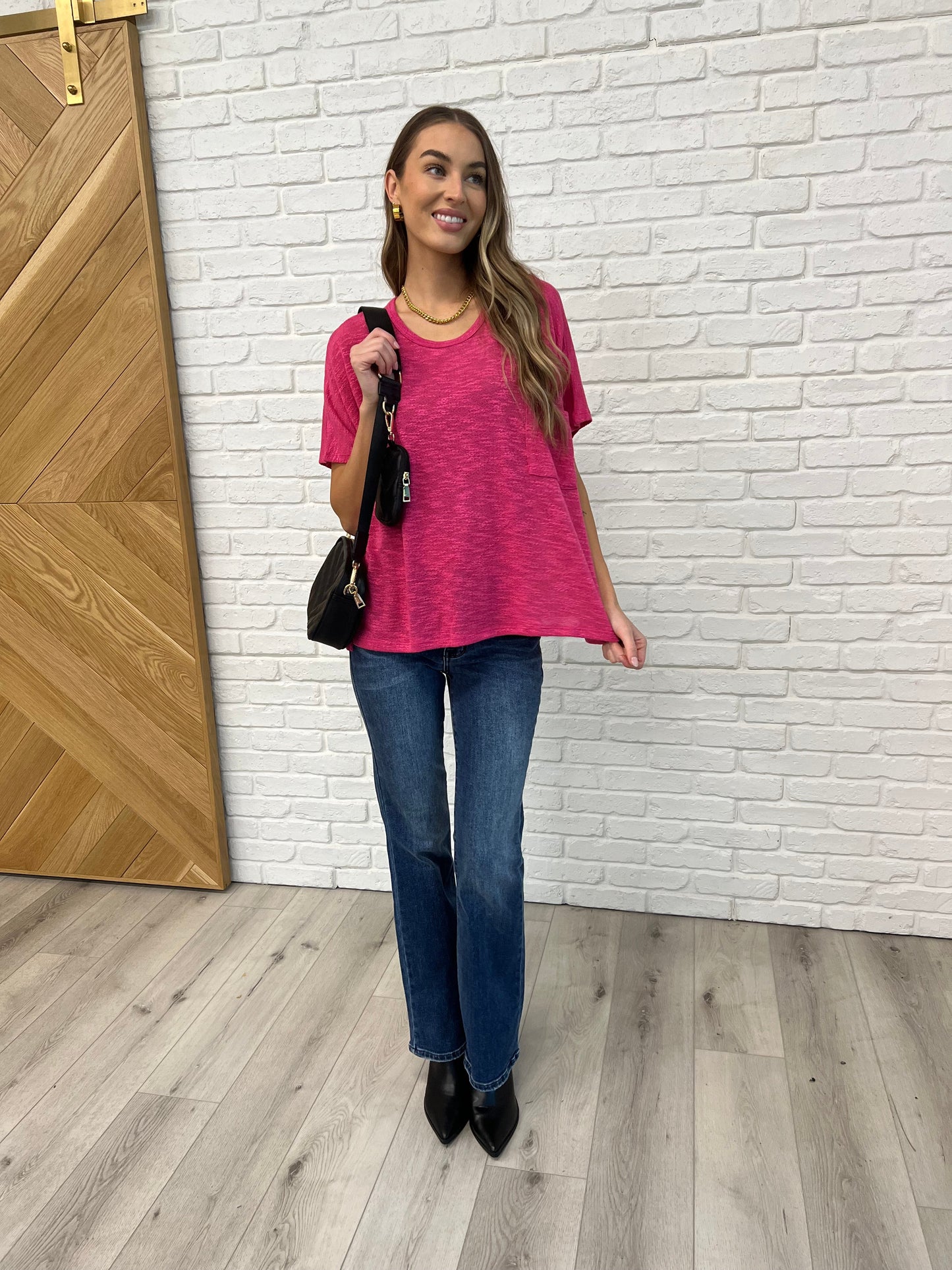 Hacci Material Short Sleeve Top
Oversized Fit
Dolman Sleeve
Round Neckline
Back Center Seam
Sheer
Front Patch Pocket
63% Polyester, 33% Rayon, 4% Spandex
True to Size