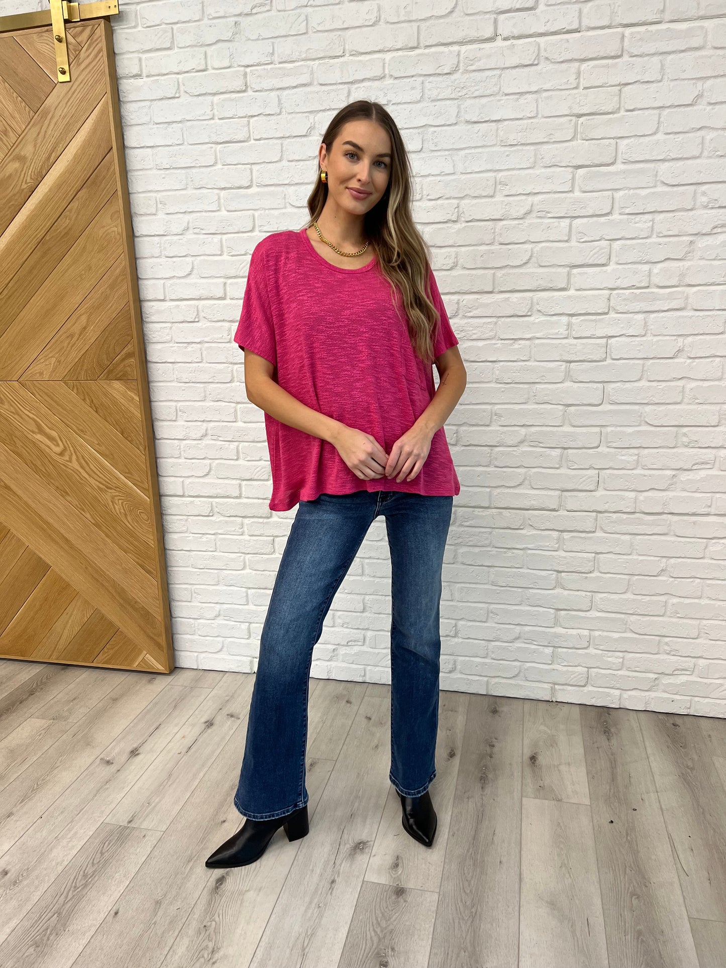 Hacci Material Short Sleeve Top
Oversized Fit
Dolman Sleeve
Round Neckline
Back Center Seam
Sheer
Front Patch Pocket
63% Polyester, 33% Rayon, 4% Spandex
True to Size