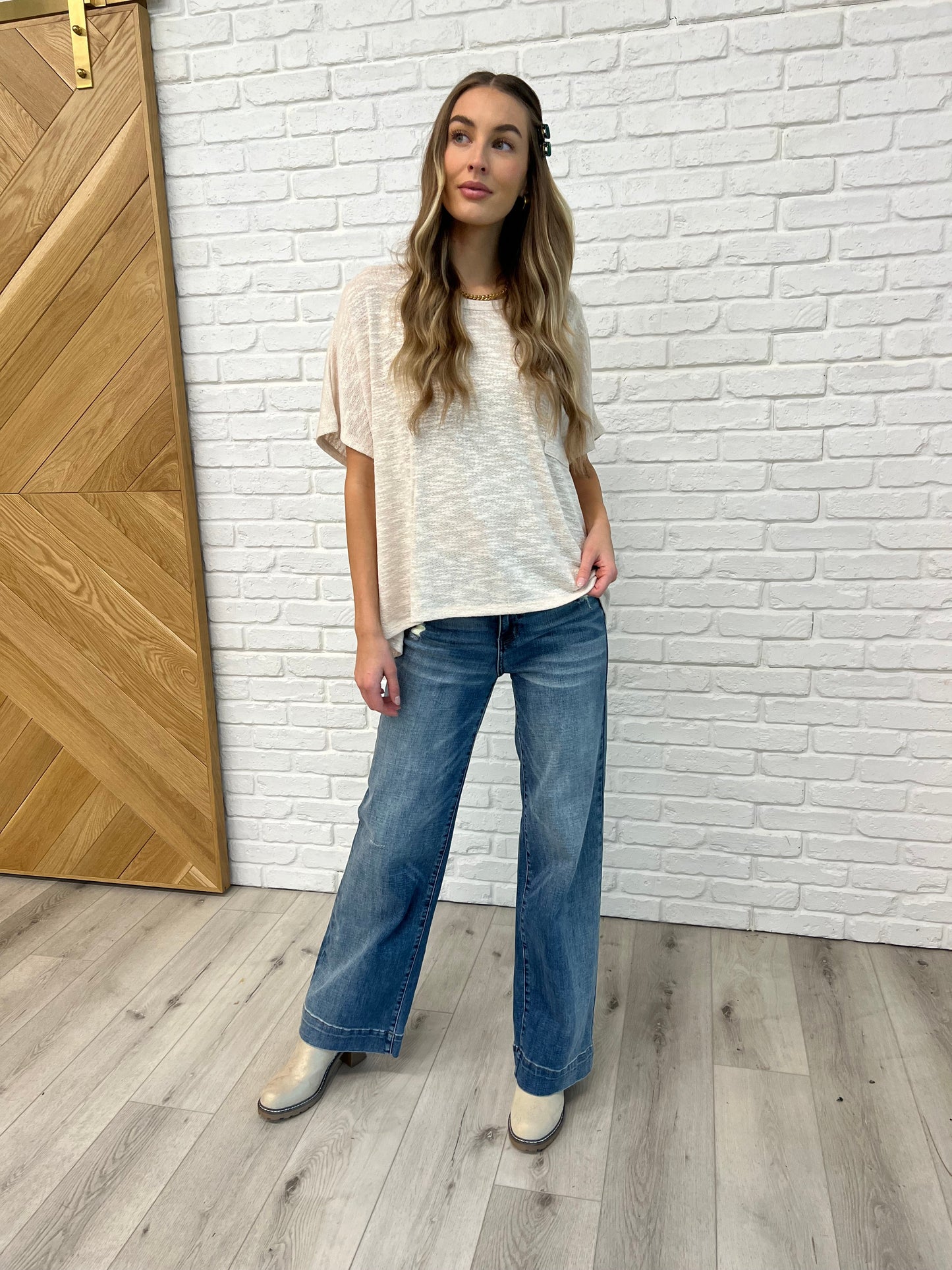 Hacci
Oversized Fit
Dolman Sleeve
Round Neckline
Back Center Seam
Sheer
Front Patch Pocket
63% Polyester, 33% Rayon, 4% Spandex
True to Size Top in Sand Beige