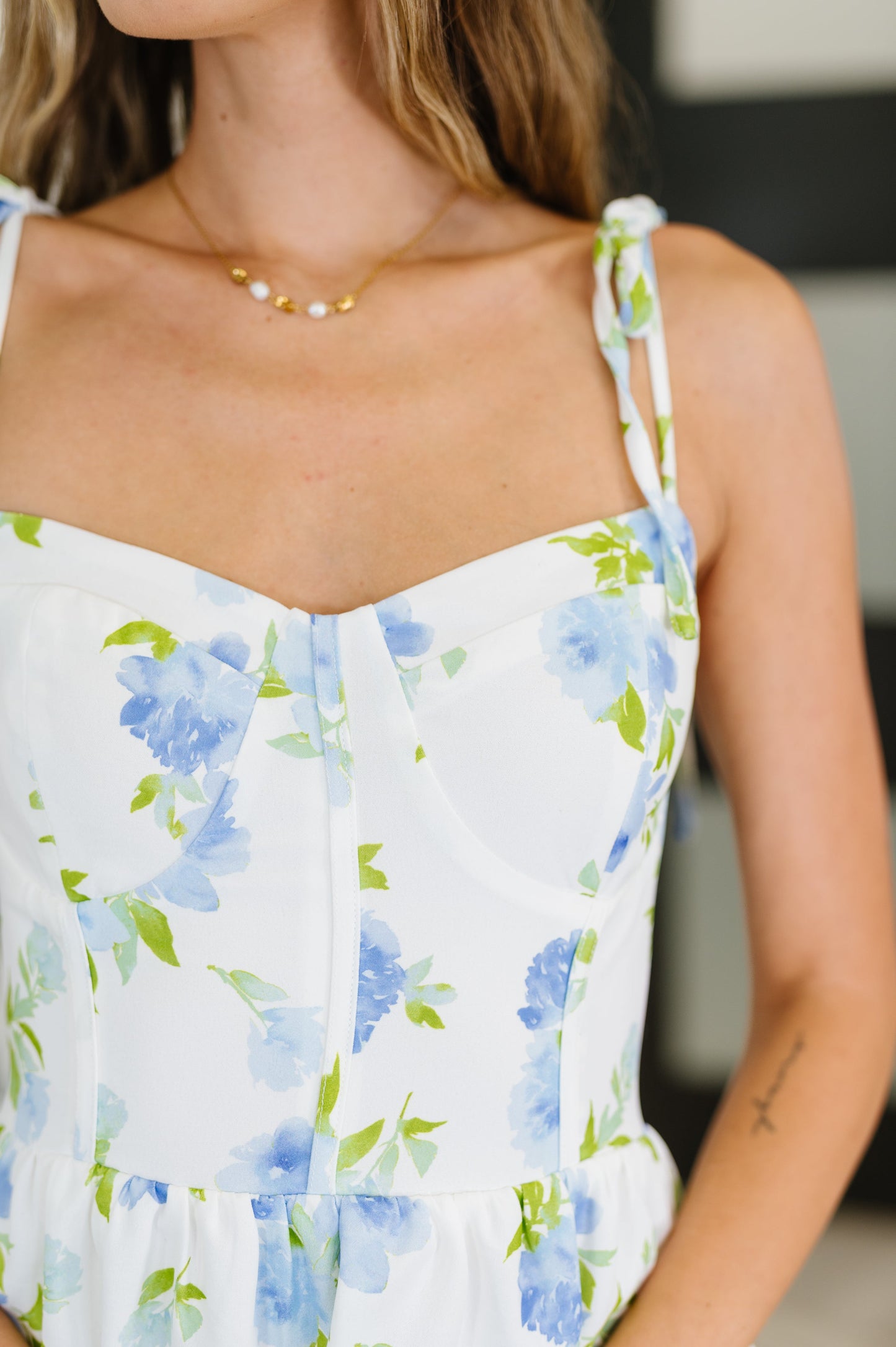 Blue Floral Lightweight Woven Dress
No Stretch
Sweetheart Neckline
Bustier
Adjustable Shoulder Strap Ties
Tiered
Smocked Elastic Back
Elastic Waistline
Maxi Length
Lined
100% Polyester
True to Size