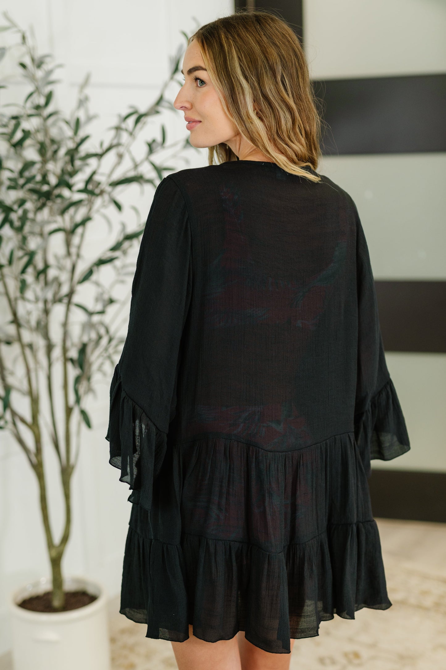 Black Sheer Lightweight Woven Swim Cover Up
No-Stretch
V-Neckline
Functional Neck Tie
Lace Details
Shoulder Cutout
Tiered
Ruffle Sleeve Cuff
100% Polyester
True to Size