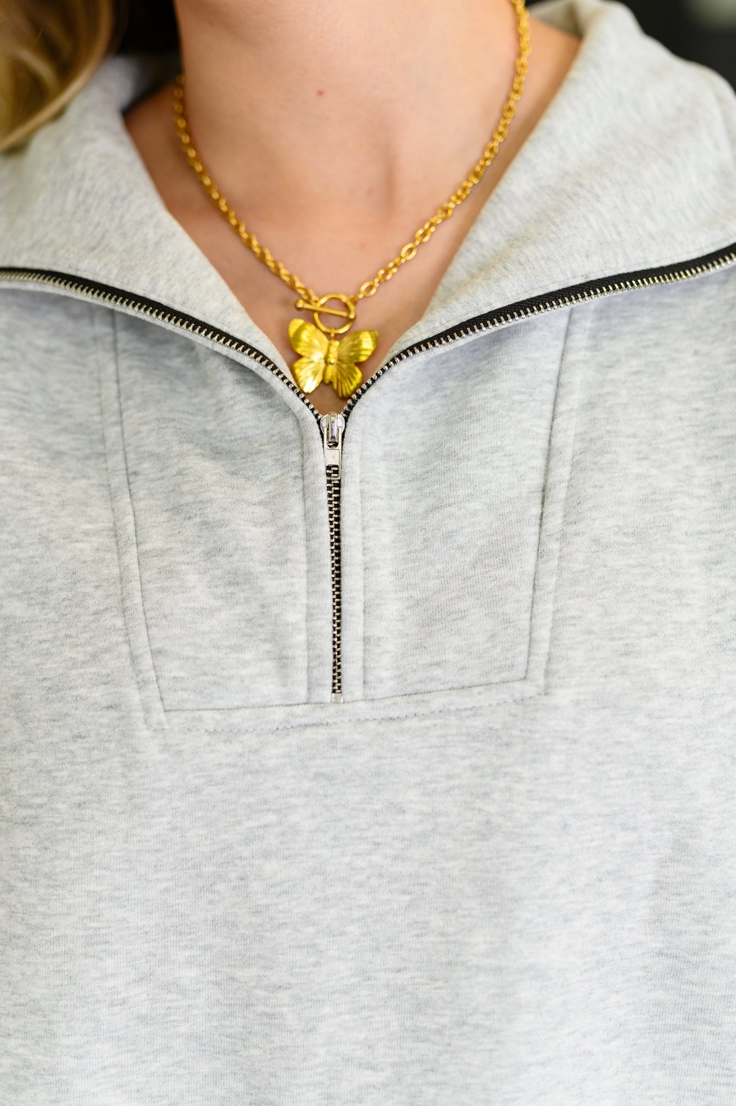 Grey half zip pullover
Fleece
High Neckline
Half Zipper Closure
Silver Hardware
Drop Shoulder
Kangaroo Pocket
Banded, Ribbed Sleeve Cuff and Hem
50% Polyester, 50% Cotton
True to Size