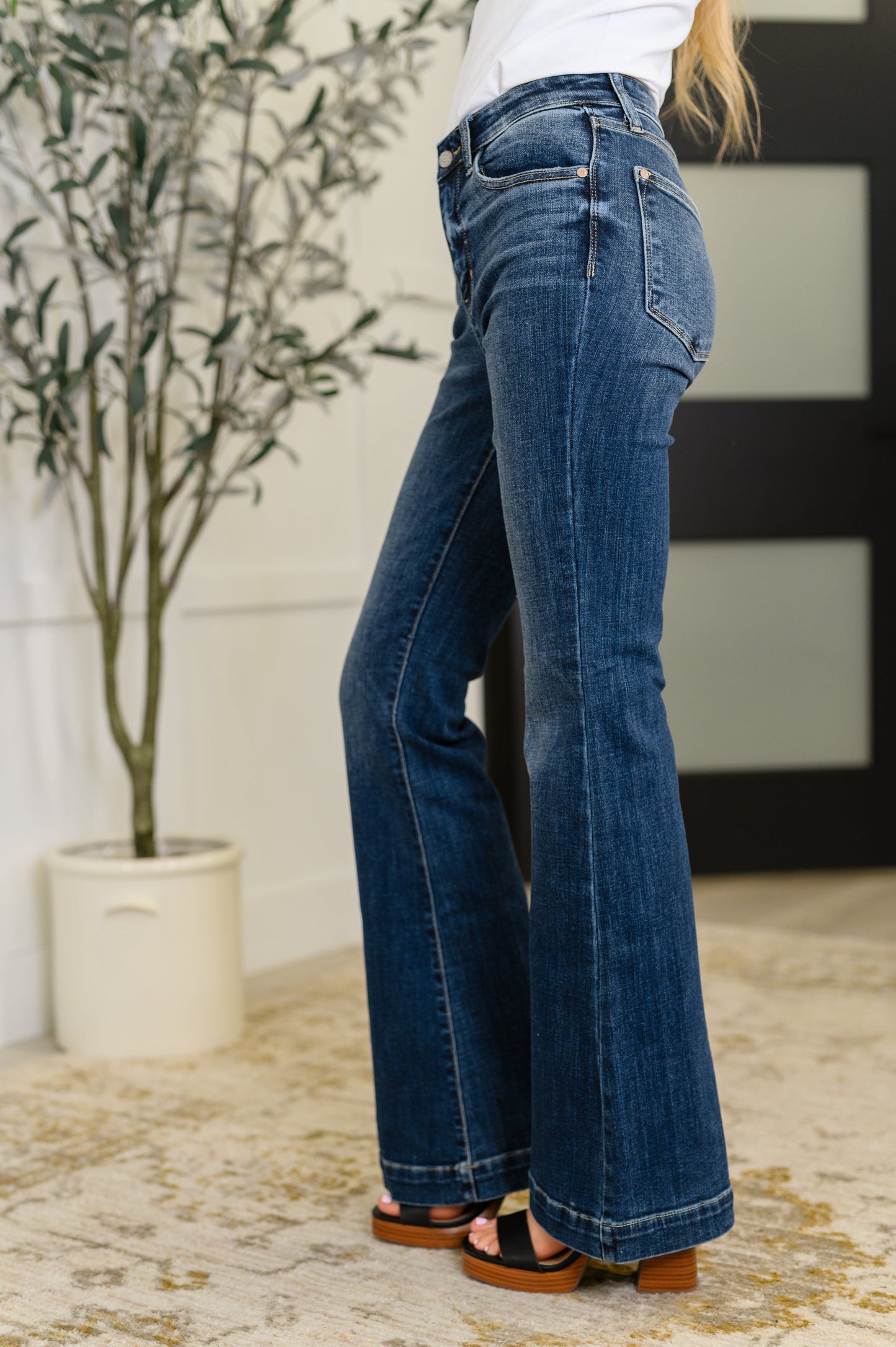 Judy Blue Jeans
High-Rise
Zip Fly
4-Way Stretch
Dark Wash
Flare Silhouette
93% Cotton, 6% Polyester, 1% Spandex
True to Judy Blue Sizing