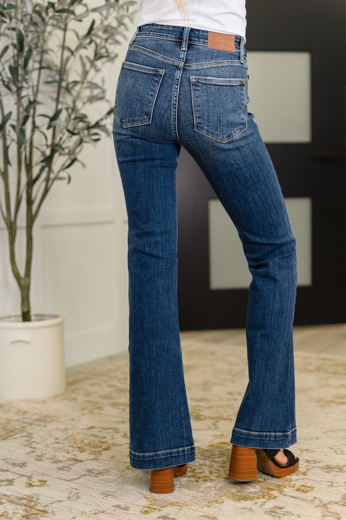 Judy Blue Jeans
High-Rise
Zip Fly
4-Way Stretch
Dark Wash
Flare Silhouette
93% Cotton, 6% Polyester, 1% Spandex
True to Judy Blue Sizing