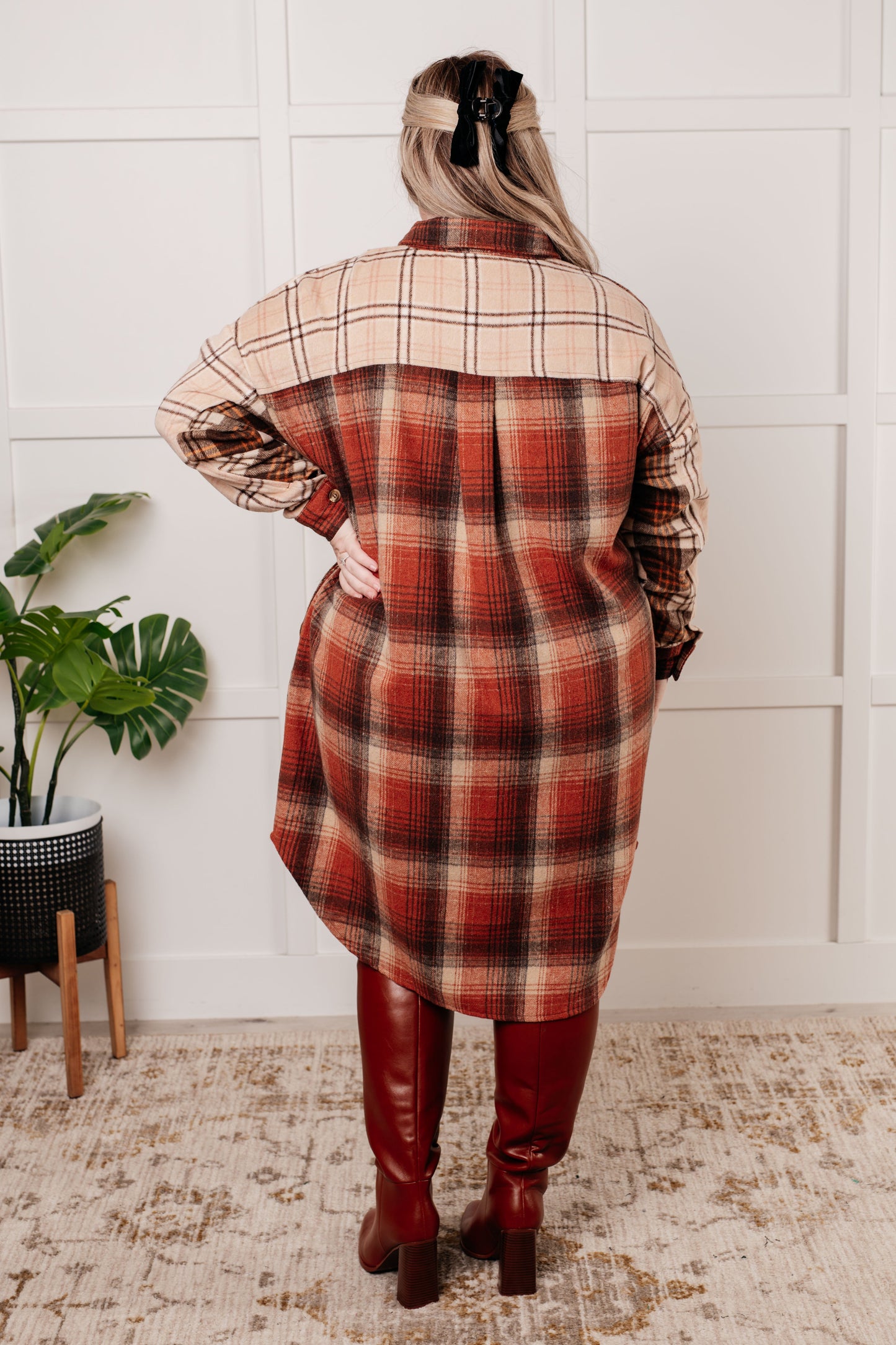 Flannel plaid oversized shacket by Haptics
Collared
Drop Shoulder
Front Button Closures
Functional Side Pockets
Patch Pocket
Sleeve Cuff Button Closure
Scooped Hem
Loose Oversized Fit
100% Polyester
True to Size