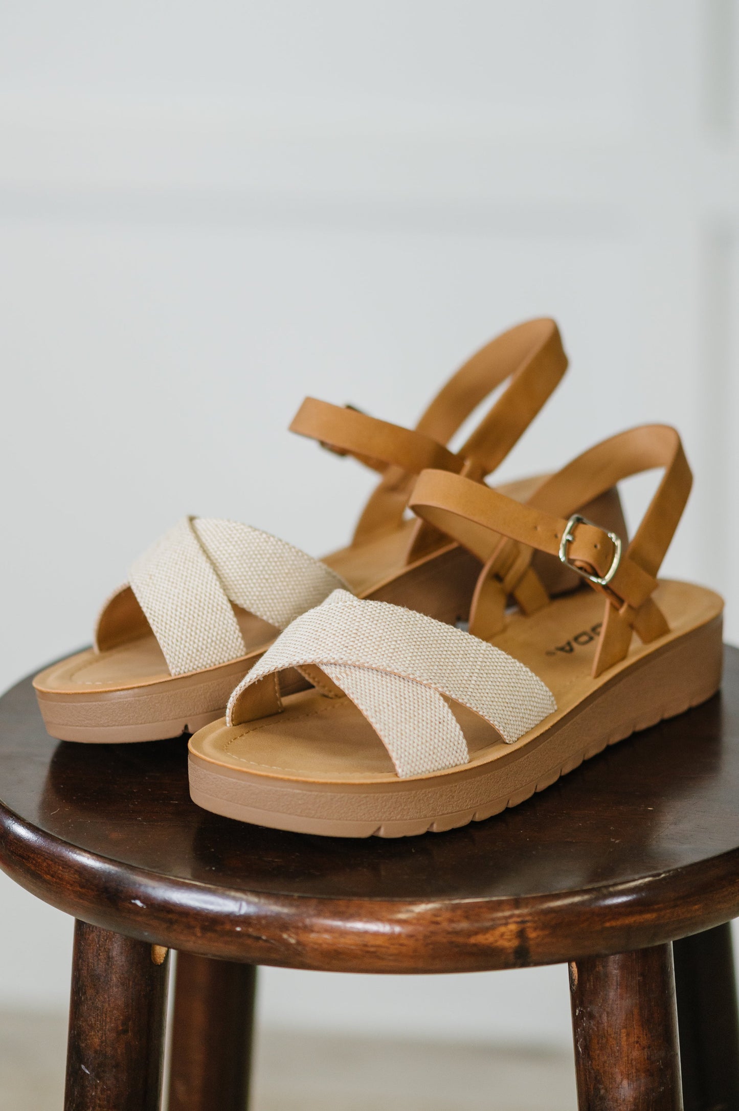 Beige sandals with brown soles by SODA