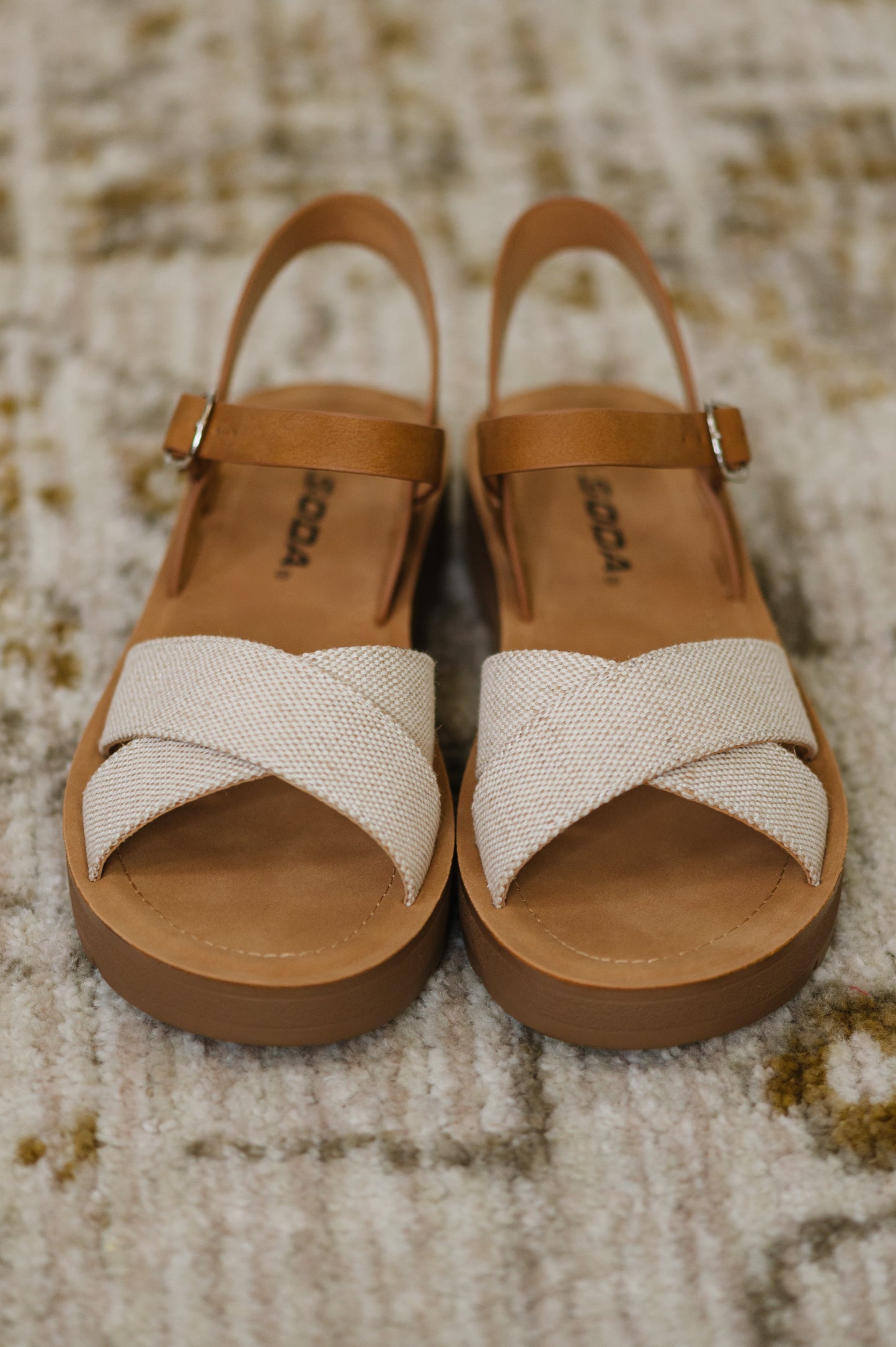 Beige sandals with brown soles by SODA