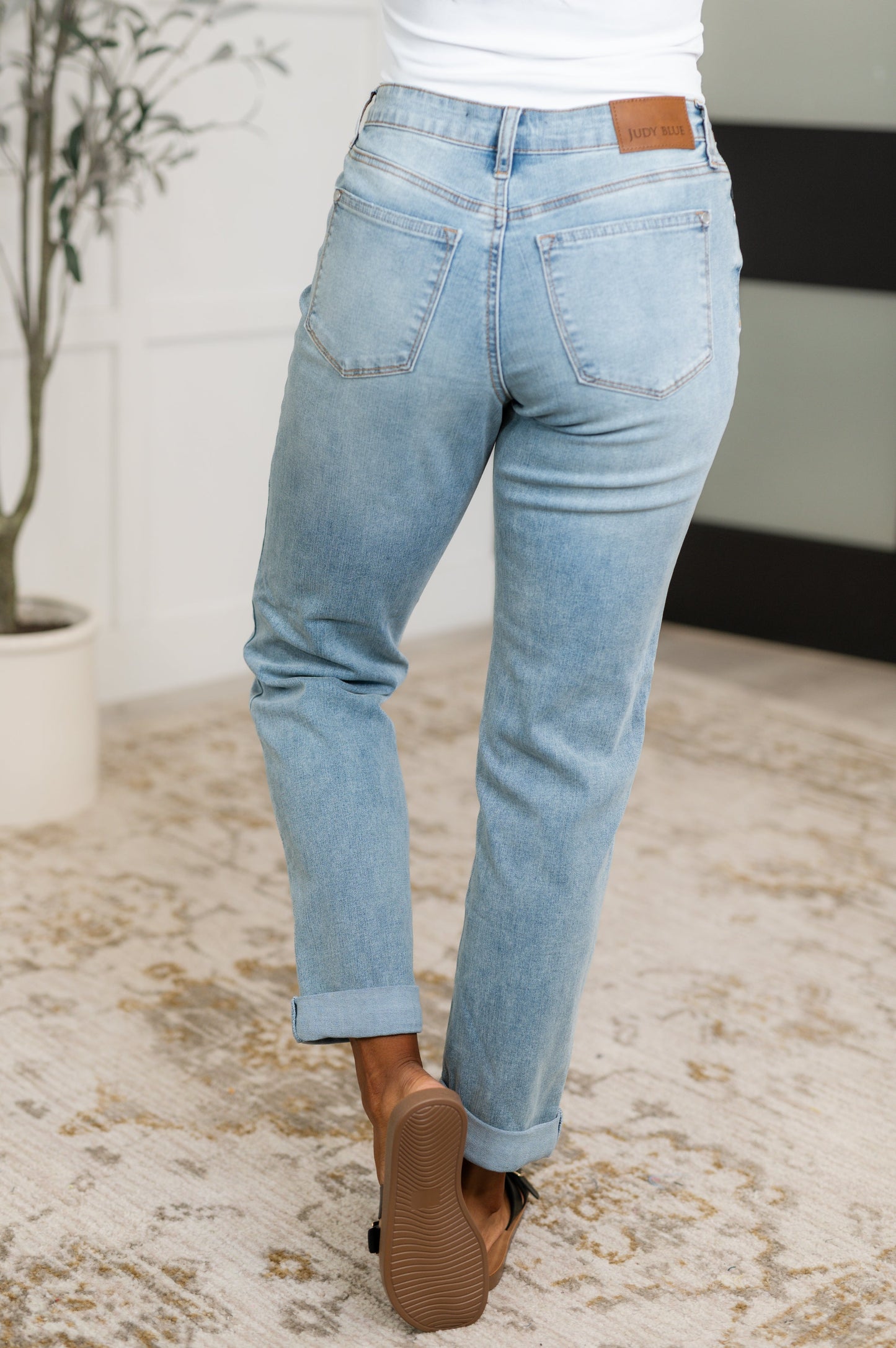 Judy Blue Jeans
Mid Rise
Zip Fly
Medium Wash
4-Way Stretch
Sorbtek: Moisture-wicking performance fibers, helps keep you cool, dry and comfortable
No Distressing
Optional Cuffed Hem
Boyfriend Silhouette
68% Cotton, 27% Polyester (Recycled) Sorbtek, 3% Viscose, 2% Spandex