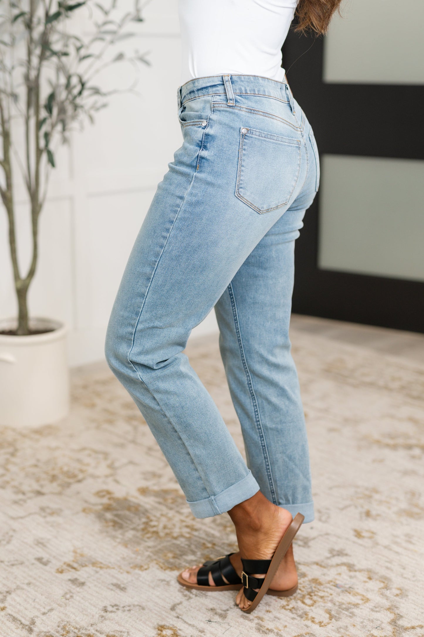 Judy Blue Jeans
Mid Rise
Zip Fly
Medium Wash
4-Way Stretch
Sorbtek: Moisture-wicking performance fibers, helps keep you cool, dry and comfortable
No Distressing
Optional Cuffed Hem
Boyfriend Silhouette
68% Cotton, 27% Polyester (Recycled) Sorbtek, 3% Viscose, 2% Spandex