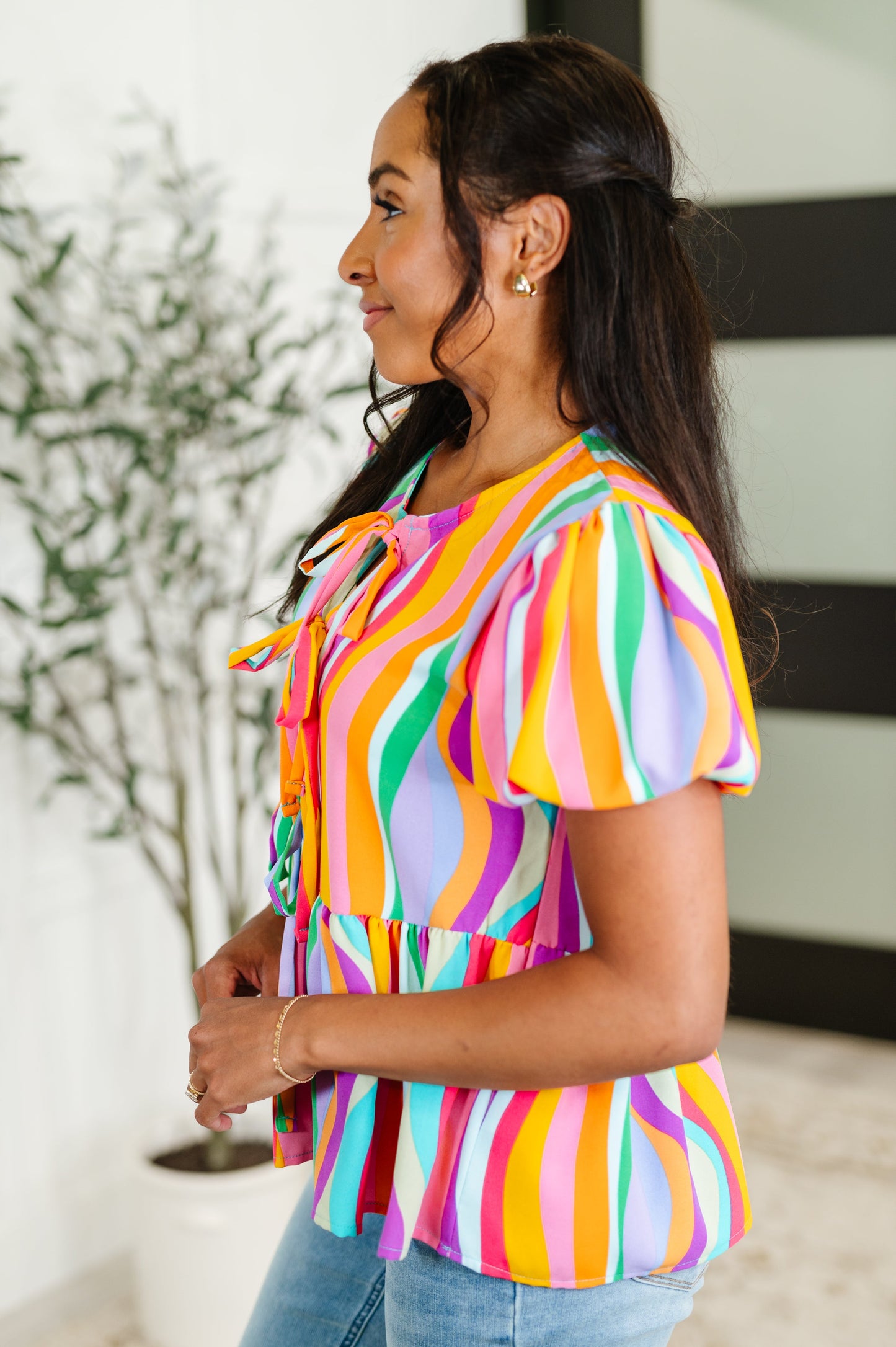 Poplin Woven Puff Sleeve Blouse in Mint/Orange
No Stretch
V-Neckline
Functional Neck Tie
Cased Elastic Sleeve Cuff
Puff Sleeve
Gathered Tier
Bow Details
100% Polyester
True to Size