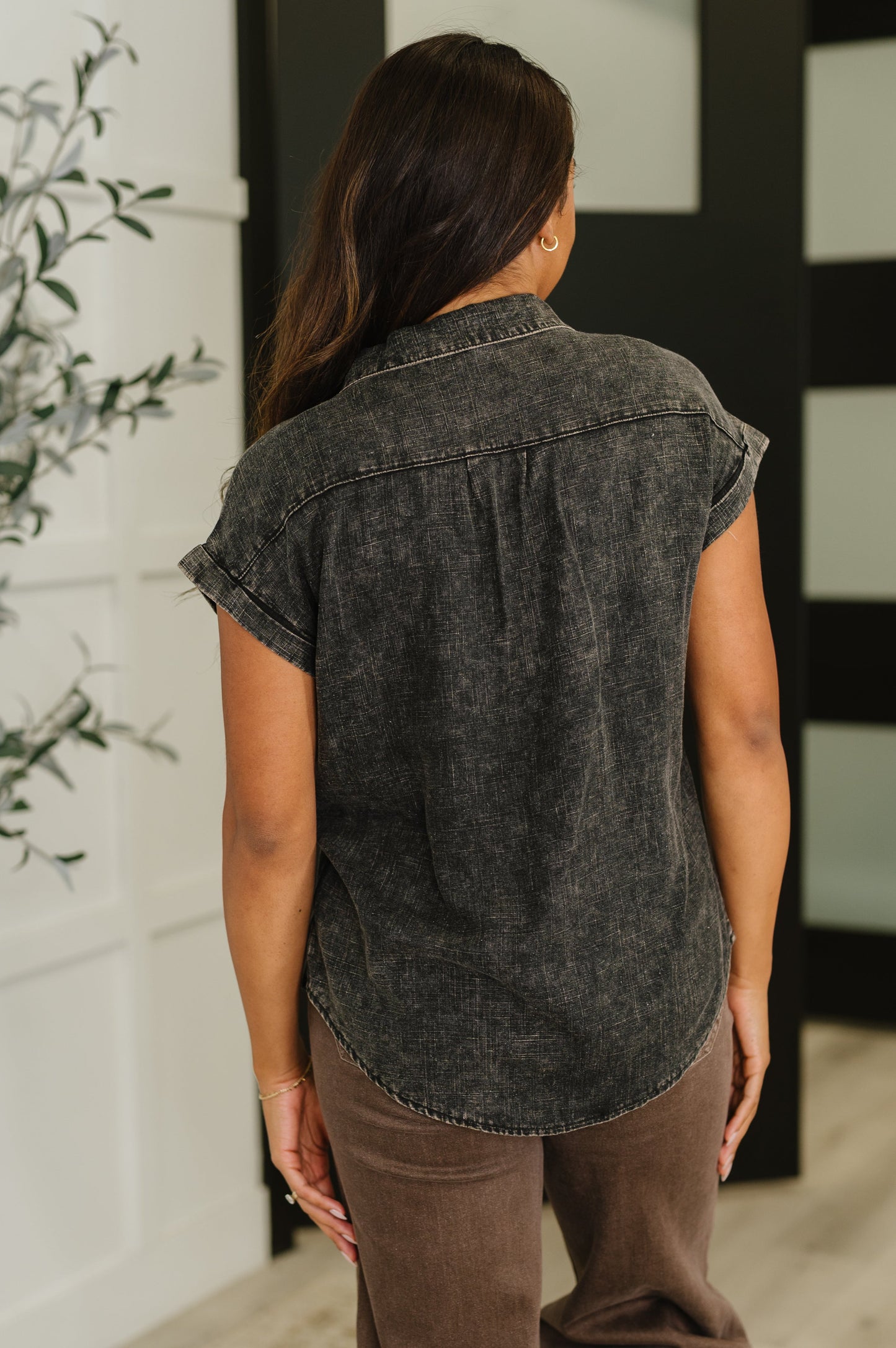 Short sleeve Lightweight Woven top by Zenana in Ash Black
No Stretch
Full Front Button Down
V-Neck
Dolman Sleeve
Cuffed and Tacked Sleeve Cuff
Functional Front Patch Pockets
Scooped Hem
25% Linen, 75% Rayon
True to Size
