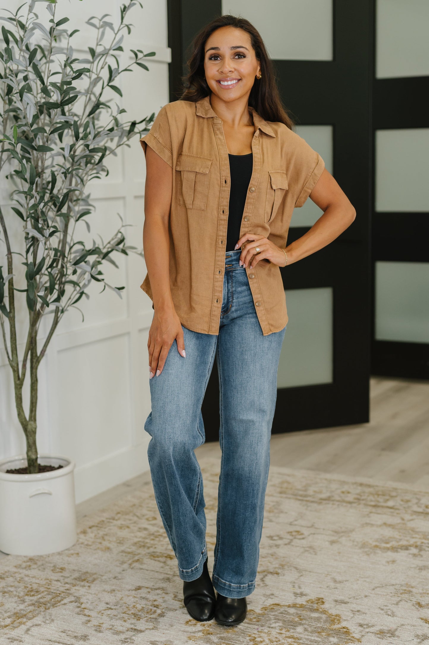Short sleeve Lightweight Woven top by Zenana in Deep Camel
No Stretch
Full Front Button Down
V-Neck
Dolman Sleeve
Cuffed and Tacked Sleeve Cuff
Functional Front Patch Pockets
Scooped Hem
25% Linen, 75% Rayon
True to Size