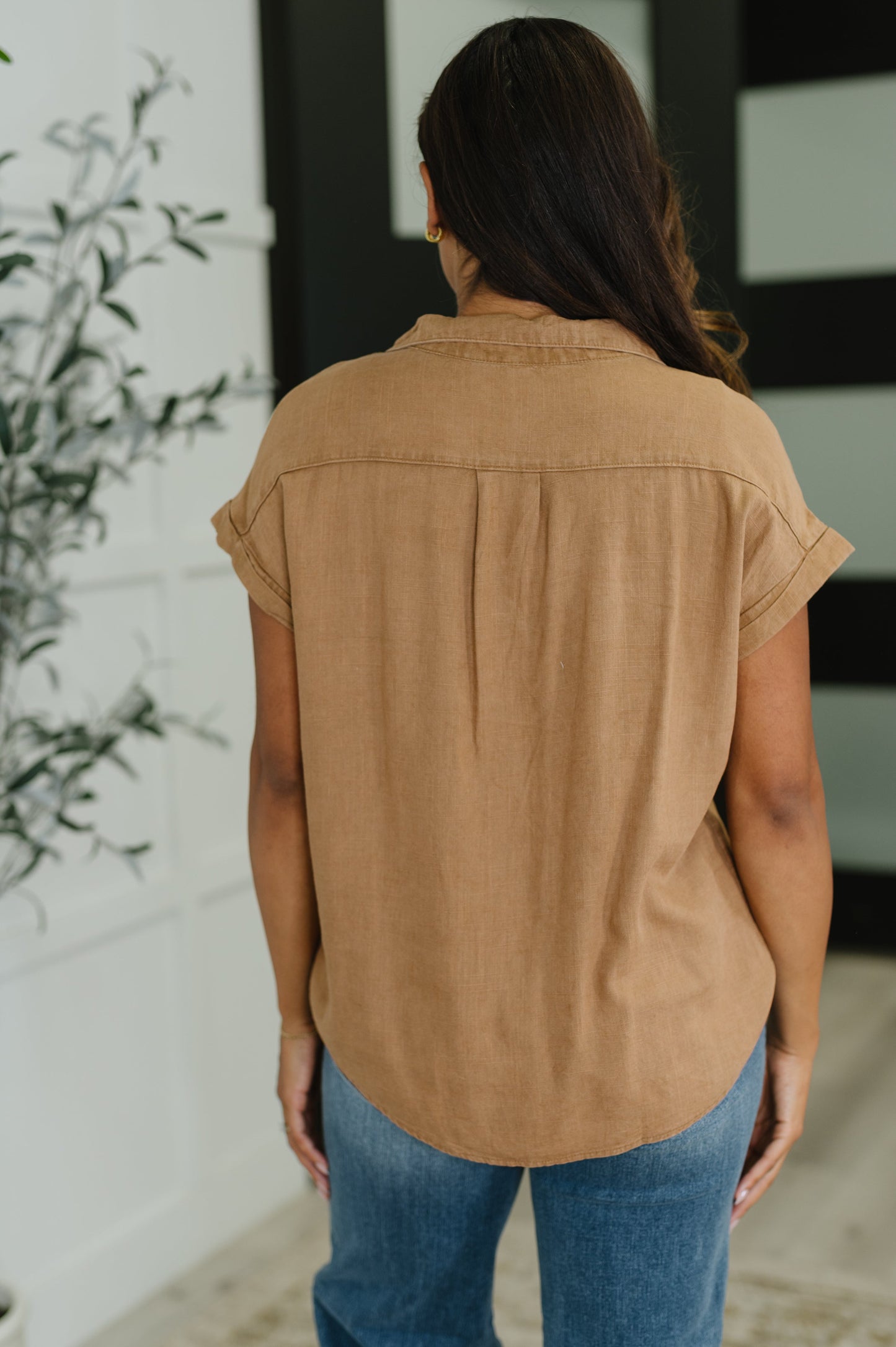 Short sleeve Lightweight Woven top by Zenana in Deep Camel
No Stretch
Full Front Button Down
V-Neck
Dolman Sleeve
Cuffed and Tacked Sleeve Cuff
Functional Front Patch Pockets
Scooped Hem
25% Linen, 75% Rayon
True to Size