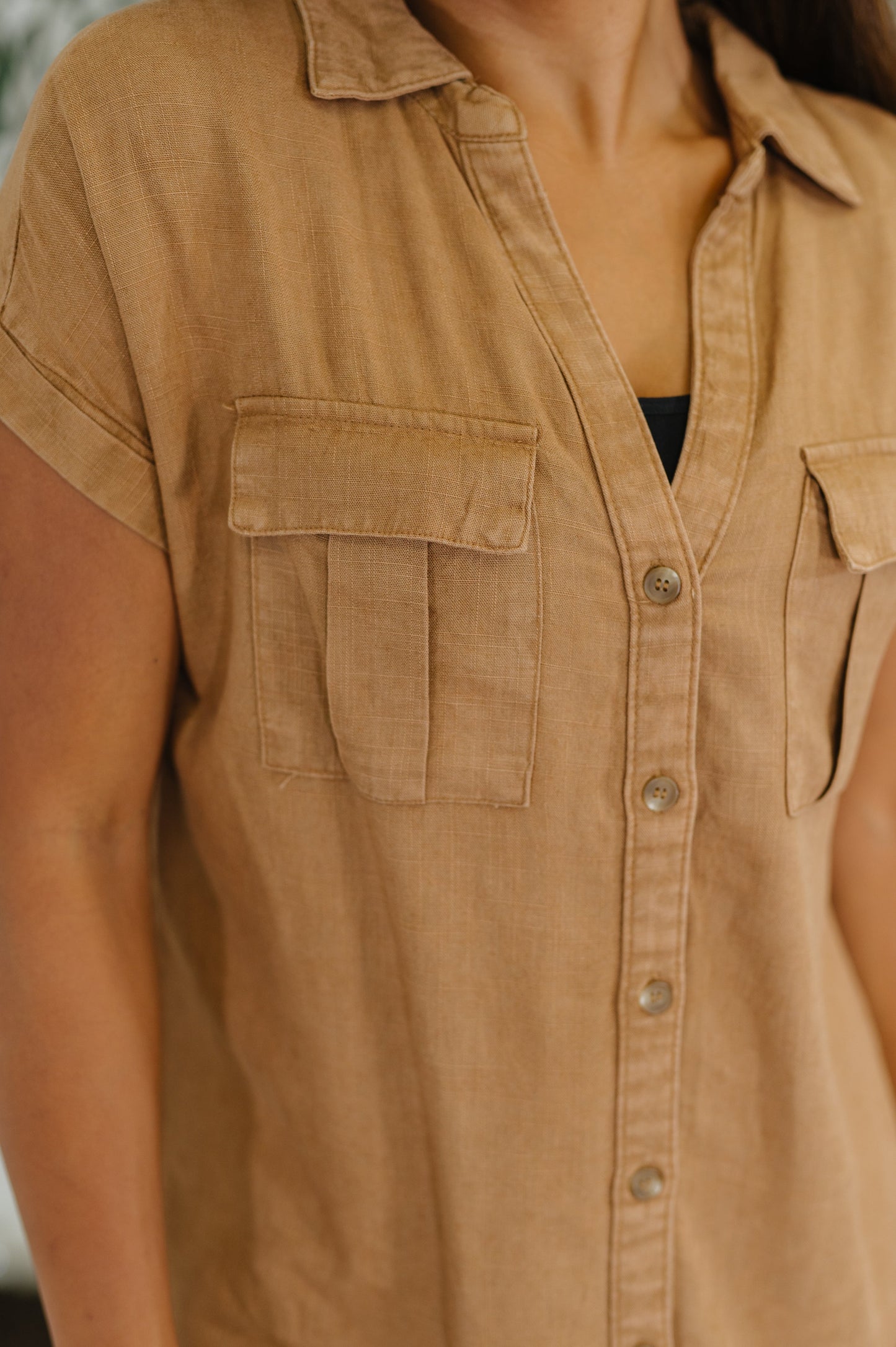 Short sleeve Lightweight Woven top by Zenana in Deep Camel
No Stretch
Full Front Button Down
V-Neck
Dolman Sleeve
Cuffed and Tacked Sleeve Cuff
Functional Front Patch Pockets
Scooped Hem
25% Linen, 75% Rayon
True to Size