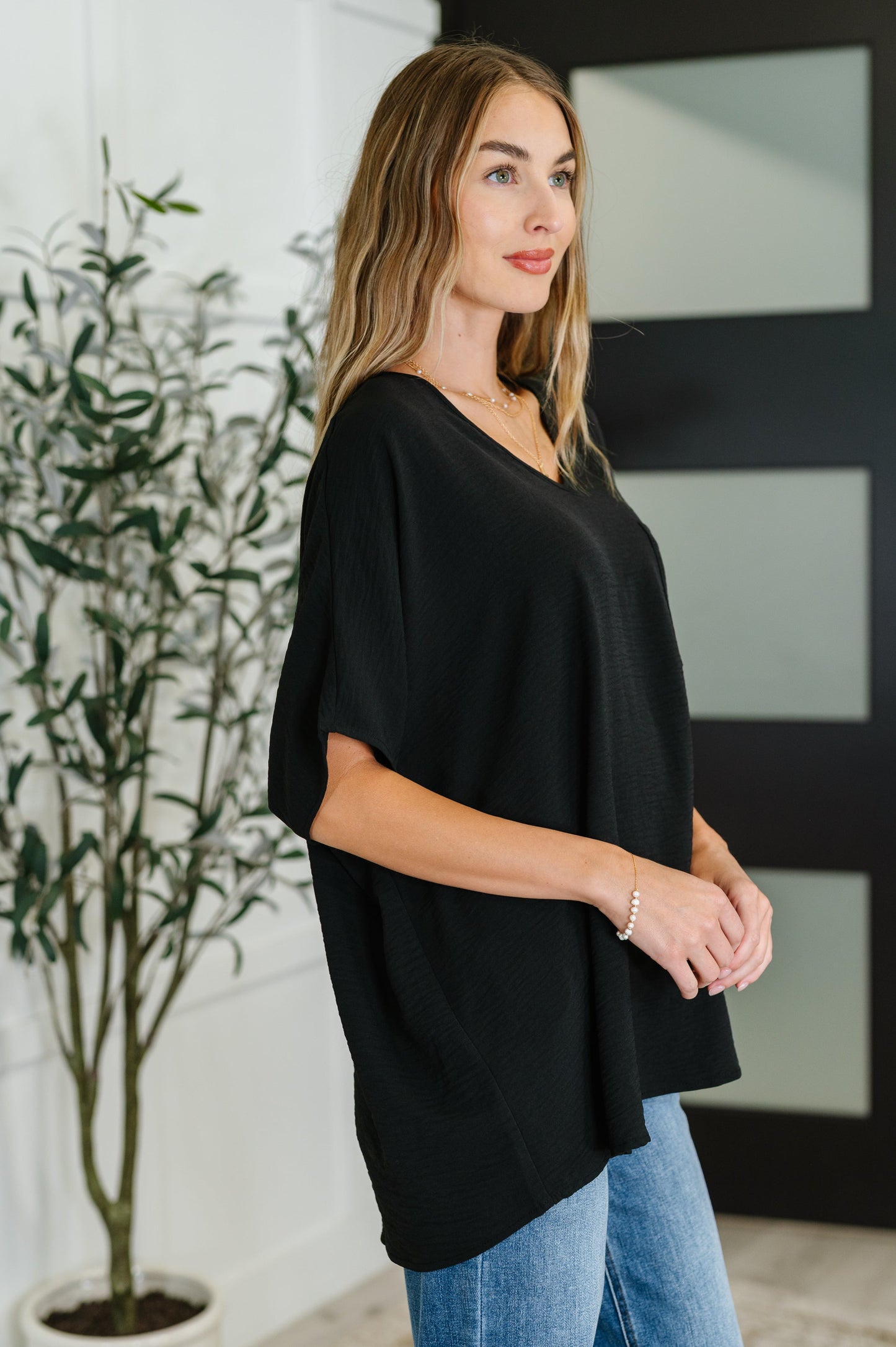 Black Crinkle Poly Woven
V-Neckline
Dolman Sleeves
Oversized Silhouette
100% Polyester
Size Down 1
