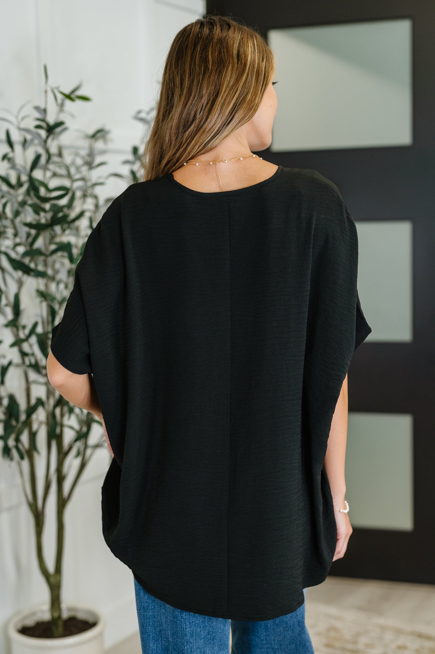 Black Crinkle Poly Woven
V-Neckline
Dolman Sleeves
Oversized Silhouette
100% Polyester
Size Down 1