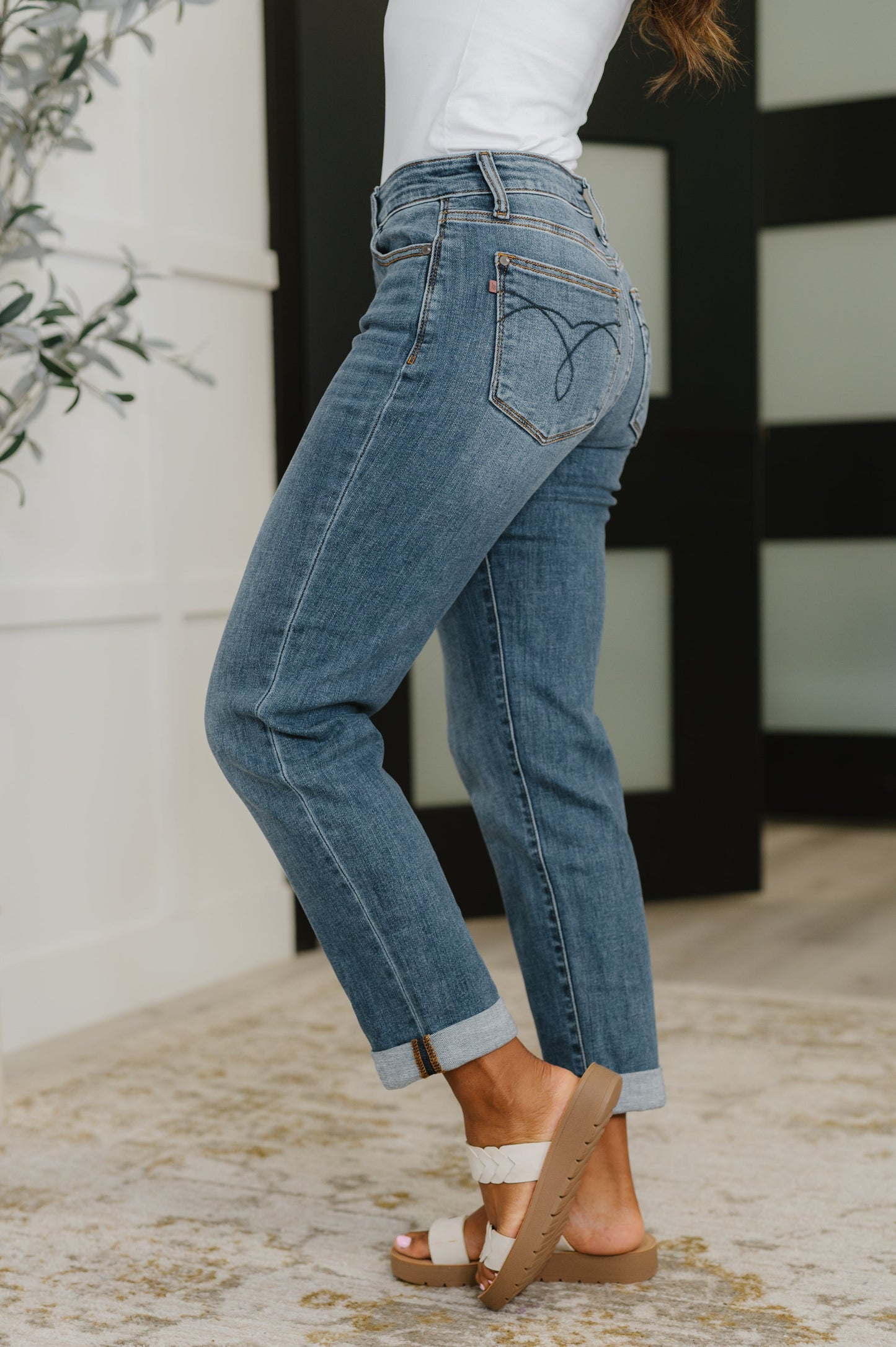 Mid Rise Boyfriend classic cuff jeans by Judy Blue
Judy Blue
Mid-Rise
Zip Fly
4-Way Stretch
Optional Cuff
Dark Wash
Boyfriend Silhouette
93% Cotton, 6% Polyester, 1% Spandex
True to Judy Blue Sizing