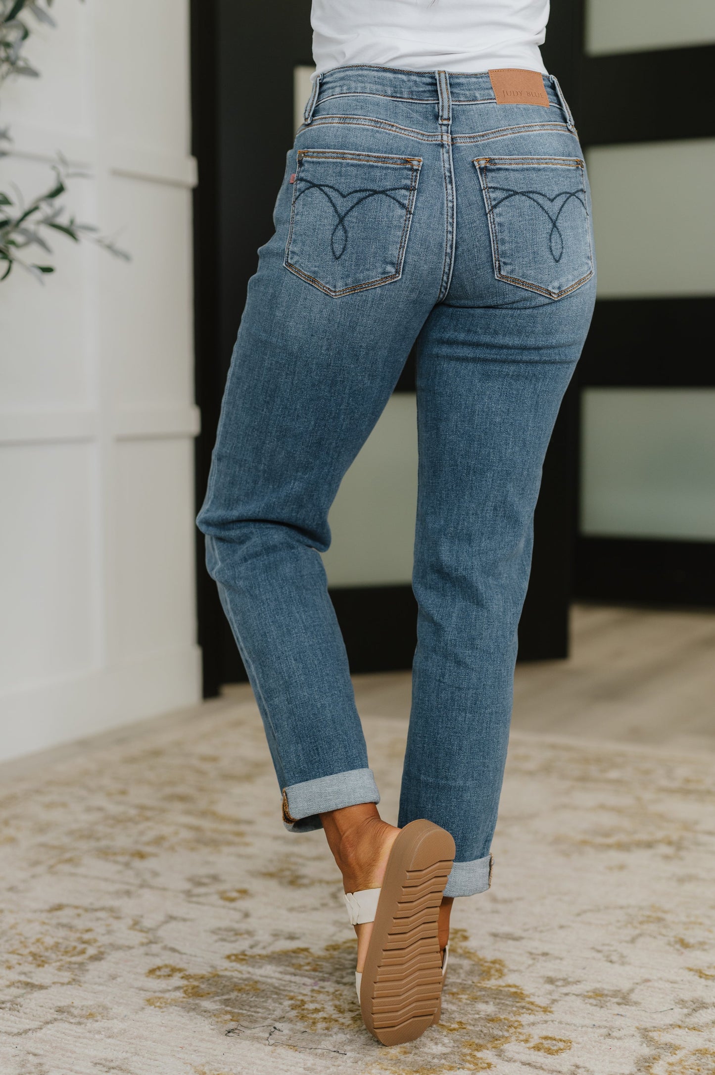 Mid Rise Boyfriend classic cuff jeans by Judy Blue
Judy Blue
Mid-Rise
Zip Fly
4-Way Stretch
Optional Cuff
Dark Wash
Boyfriend Silhouette
93% Cotton, 6% Polyester, 1% Spandex
True to Judy Blue Sizing