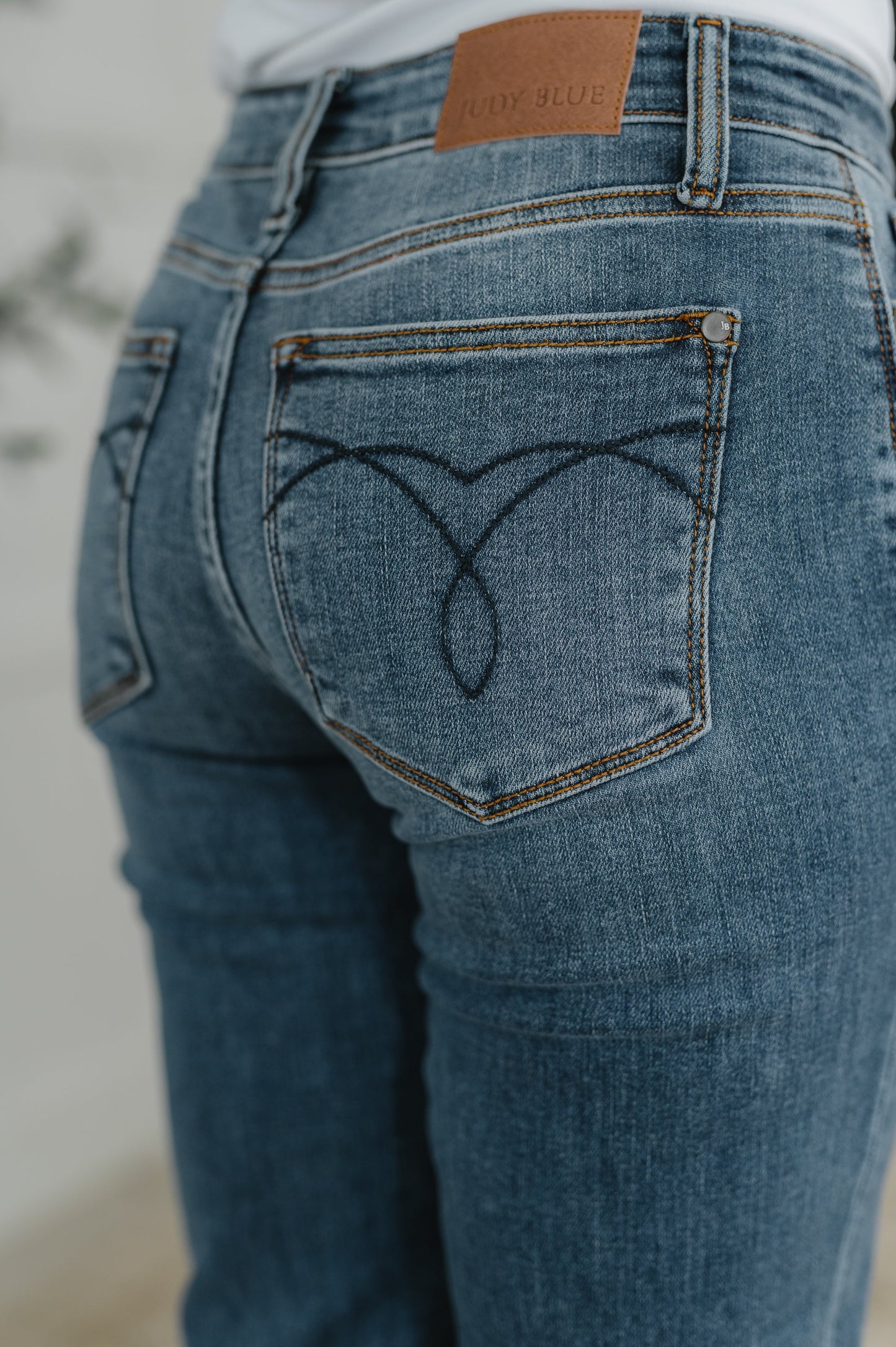 Mid Rise Boyfriend classic cuff jeans by Judy Blue
Judy Blue
Mid-Rise
Zip Fly
4-Way Stretch
Optional Cuff
Dark Wash
Boyfriend Silhouette
93% Cotton, 6% Polyester, 1% Spandex
True to Judy Blue Sizing