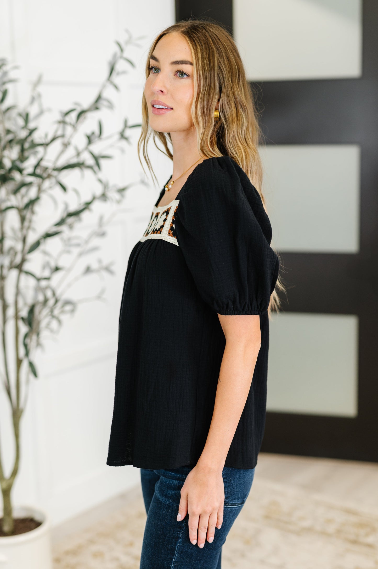 Black Lightweight Gauze Top
No Stretch
Square Neckline
Balloon Sleeve
Cased Elastic Sleeve Cuff
Granny Square Crochet Details
Functional Back Tie with Bead Details
100% Cotton
True to Size