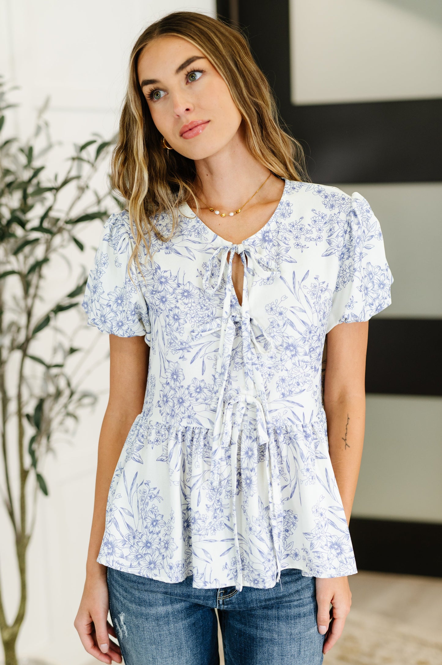 Poplin Woven floral top
No-Stretch
V-Neckline
Functional Neck Tie
Bow Details
Cased Elastic Sleeve Cuff
Peplum Silhouette
100% Polyester
True to Size