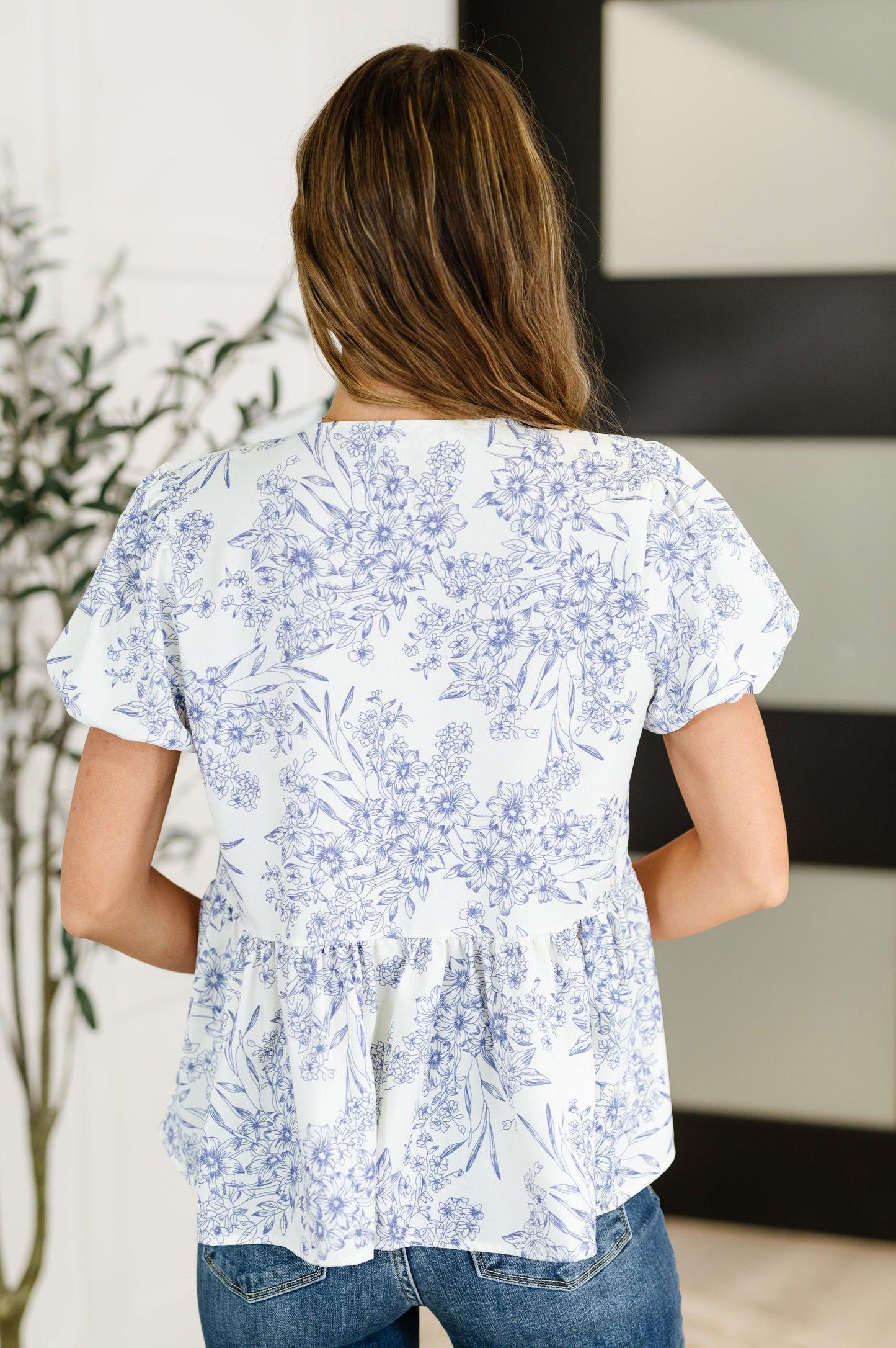 Poplin Woven floral top
No-Stretch
V-Neckline
Functional Neck Tie
Bow Details
Cased Elastic Sleeve Cuff
Peplum Silhouette
100% Polyester
True to Size