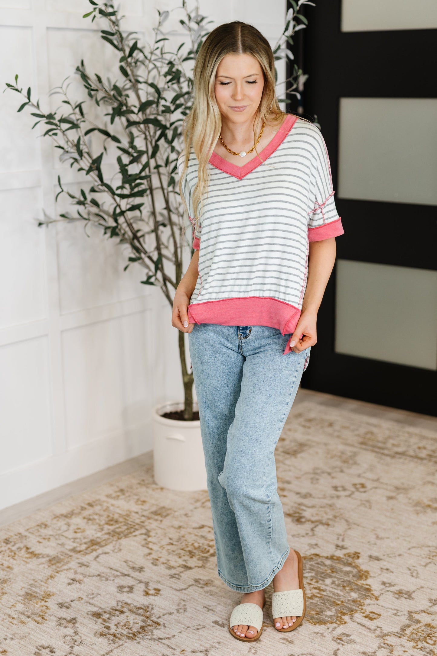 V-Neck Top in Heather/Grey/Ivory/Pink
Lightweight Knit
Banded V-Neckline
Drop Shoulder
Banded Sleeve Cuff
Banded Stepped Hemline
Side Slits
95% Rayon, 5% Spandex
True to Size