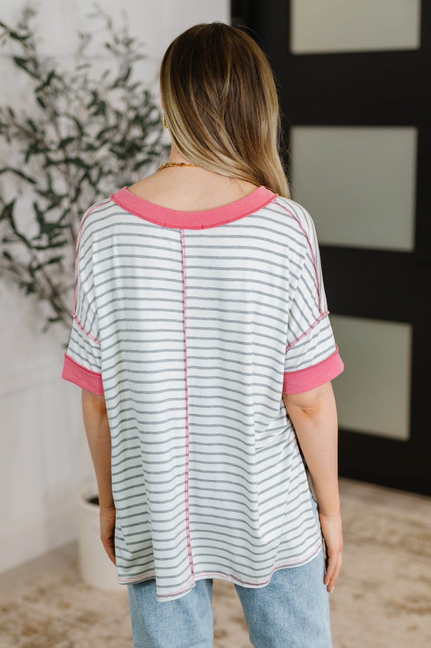 V-Neck Top in Heather/Grey/Ivory/Pink
Lightweight Knit
Banded V-Neckline
Drop Shoulder
Banded Sleeve Cuff
Banded Stepped Hemline
Side Slits
95% Rayon, 5% Spandex
True to Size