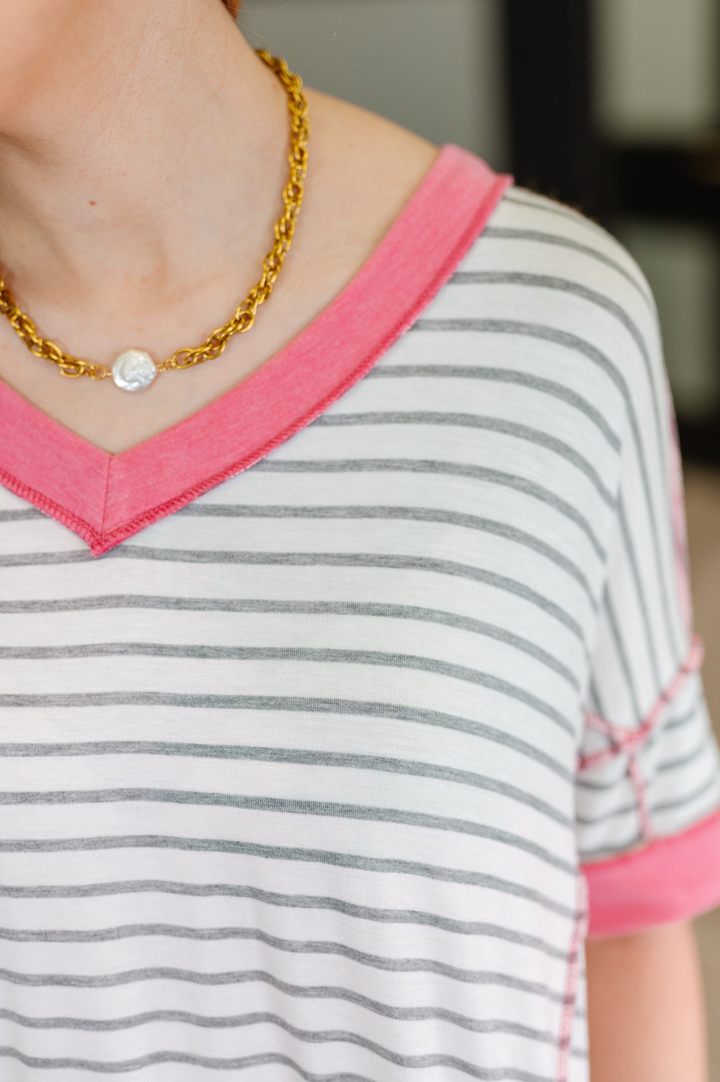 V-Neck Top in Heather/Grey/Ivory/Pink
Lightweight Knit
Banded V-Neckline
Drop Shoulder
Banded Sleeve Cuff
Banded Stepped Hemline
Side Slits
95% Rayon, 5% Spandex
True to Size